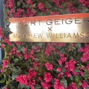 Ana Bokesa Instagram - Noches bonitas✨
Gracias al equipo de @viacomunicacion disfrutamos de una noche maravillosa con @kurtgeiger y su colección x @matthewwilliamson 
¡Qué bonito todo!🌺🌺
