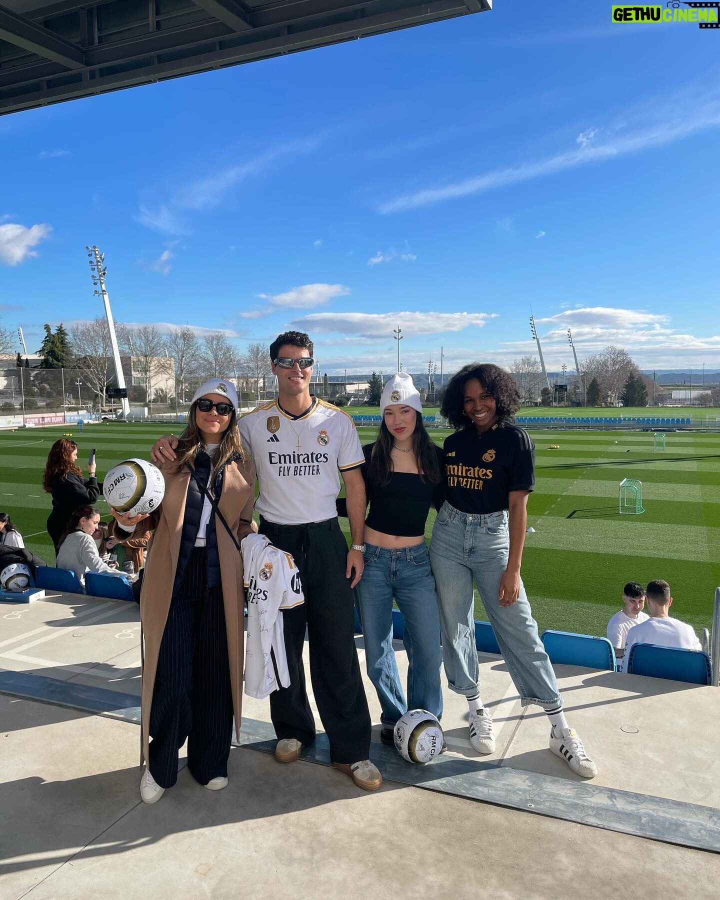 Ana Bokesa - 2.1K Likes - Ayer me pasé la mañana suuuuuuuuper contenta y flipando con todo porque tuve la oportunidad de conocer al primer equipo femenino del @realmadridfem @realmadrid gracias a @adidasfootball y hacer un tour por la Ciudad Deportiva😍 @madridistas
VIVA EL FÚTBOL FEMENINO💪🏾⚽️
Mi “yo” de la infancia chillando muy fuerte.
Desliza si quieres descubrir si he perdido o no el toque (🦵🏾⚽️) 🙄😂
#adidasfootball
#adidasxrealmadrid
Pd: efectivamente no solté el balón que me firmaron las chicas ni medio segundo