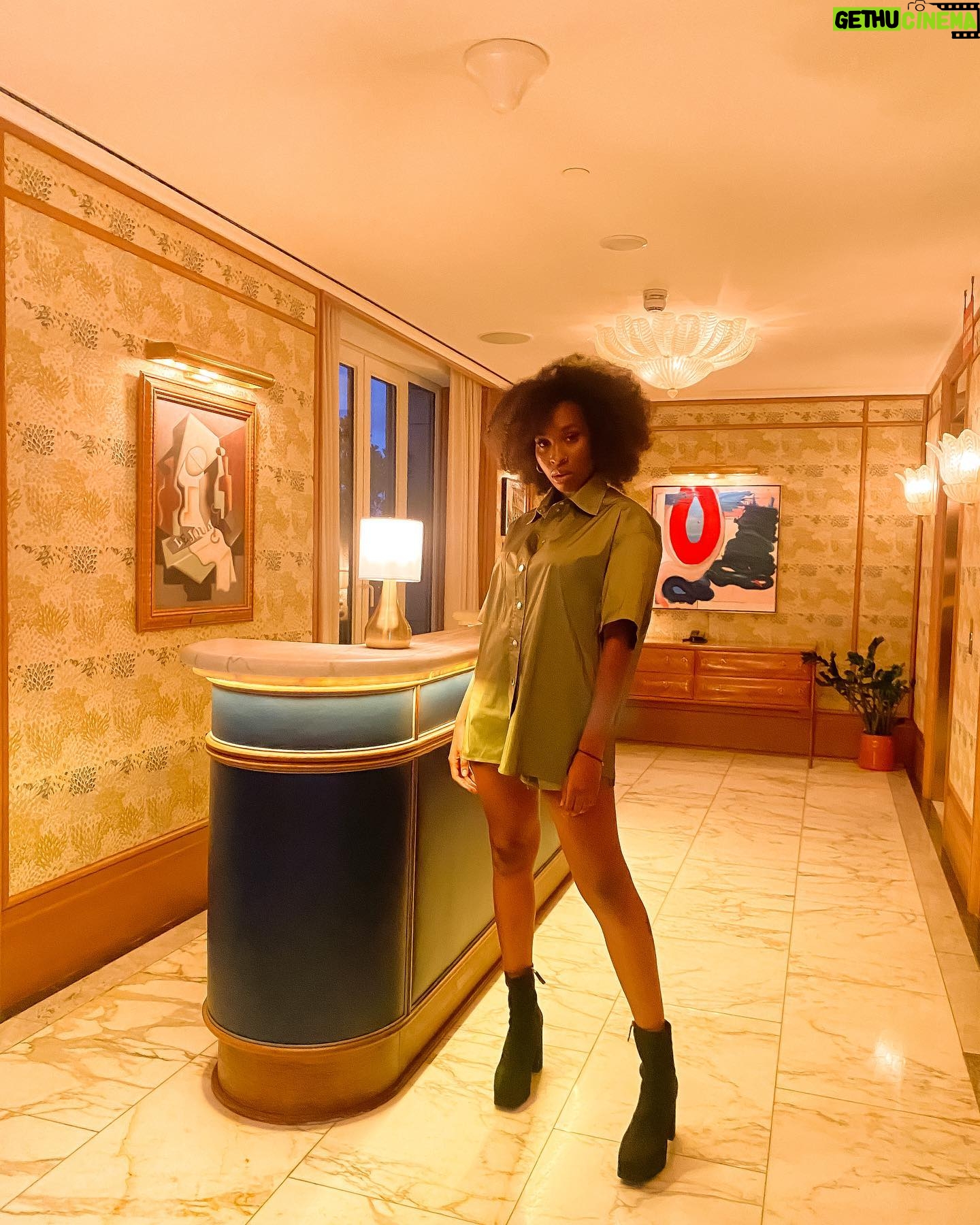 Ana Bokesa - 9.3K Likes - Last night was 🤩
Pendientes @thomassabo
Camisa y pantalón @sandroparis
Make up and hair @gabriel_llano