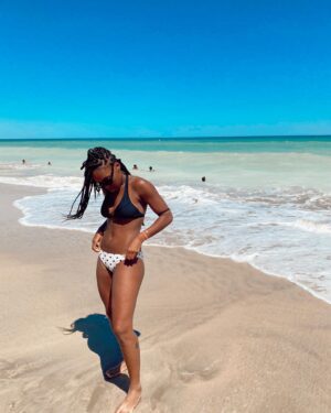Ana Bokesa Instagram - Pégate un poco…☀️🐠🏄🏾‍♀️🎶