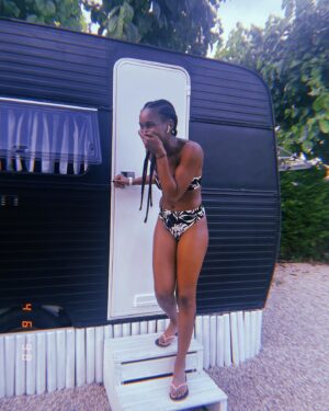 Ana Bokesa Instagram - Mowgli🐒 
•(en la última me pillaron haciendo el bobo obviamente). 
•(Y aquí aún no me había picado ningún mosquito tamaño helicóptero🥴)