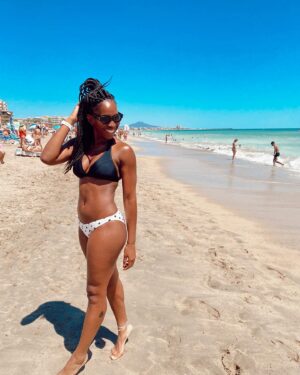 Ana Bokesa Instagram - Pégate un poco…☀️🐠🏄🏾‍♀️🎶