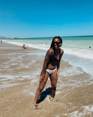 Ana Bokesa Instagram - Pégate un poco…☀️🐠🏄🏾‍♀️🎶