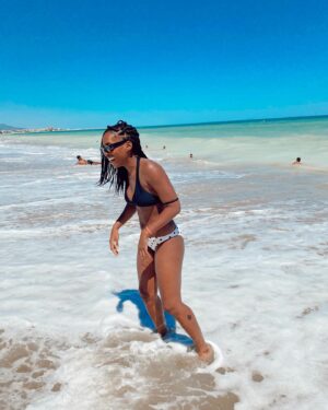 Ana Bokesa Instagram - Pégate un poco…☀️🐠🏄🏾‍♀️🎶