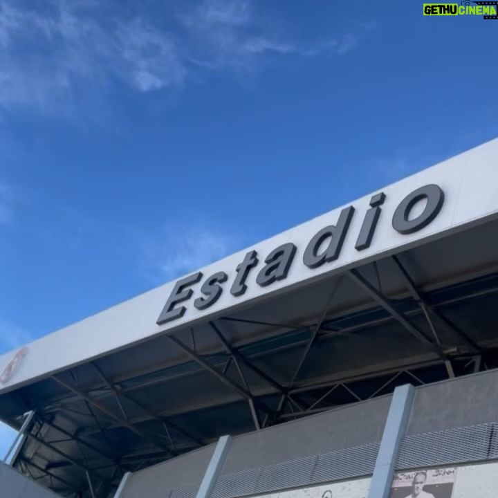 Ana Bokesa - 2.1K Likes - Ayer me pasé la mañana suuuuuuuuper contenta y flipando con todo porque tuve la oportunidad de conocer al primer equipo femenino del @realmadridfem @realmadrid gracias a @adidasfootball y hacer un tour por la Ciudad Deportiva😍 @madridistas
VIVA EL FÚTBOL FEMENINO💪🏾⚽️
Mi “yo” de la infancia chillando muy fuerte.
Desliza si quieres descubrir si he perdido o no el toque (🦵🏾⚽️) 🙄😂
#adidasfootball
#adidasxrealmadrid
Pd: efectivamente no solté el balón que me firmaron las chicas ni medio segundo