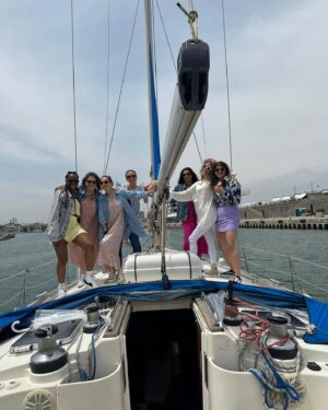 Ana Bokesa Instagram - Conexiones bonitas y una boda en dos meses 🌞🌊