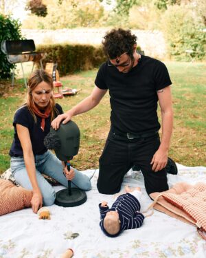 Ana Girardot Instagram - “Babyphone” La fiction sonore de @canalplus que j’ai réalisé et produit avec @chapeau.films et @sarahk.l est enfin disponible sur MyCanal !

C’est une immense fierté pour nous de vous présenter ce projet dans lequel nous avons mis beaucoup d’amour et d’envies! 

Un milliard de fois merci à toute l’équipe incroyable qu’il y a eu tout autour de ce film! Votre passion et votre force de travail nous a permis d’aller au bout de nos envies et de nos rêves! 
❤️
Merci à tous les comédiens pour avoir répondu si spontanément à mon appel et avoir accepté une tête binaural comme partenaire de jeux: @felix.moati @niseematheillaud @lynakhoudri @hipgirardot @cedklap @charlottemangel @jeromepulis @oscarinhos @thomasbunio @sarahk.l @reddoge @lola_pidoux mais aussi @juliepujols @lougirardot @icijesse @isabelotero_off Antonio Otero🍀

Une production: @chapeau.films 
Productrices : @sarahk.l @girardotana 
Réalisation : @girardotana 
Scenario : Mahault Mollaret 
1er assistante : @lola_pidoux 
Chef ingénieur son : @margauxpeyre 
Assistant son : @vincent.rochette
Set design: @oscarinhos 
📸🎥: @reddoge 
Lieu de tournage : @paraphernalia_studios 
Monteur son : @thomasbunio 
Mixeur: Alexandre Widmer 
Sound design: Alexandre Widmer 
Secrétaire de production : @dcnastasia 
Lawyer: @lauracohen1015 
Accounting society: @cinexperts.associes 

Merci infiniment à toute l’Equipe de @canalplus pour leur travail, leur confiance, leur accompagnement ! 

Rendez-vous sur mycanal pour découvrir le projet, à écouter au calme, avec des écouteurs ❤️