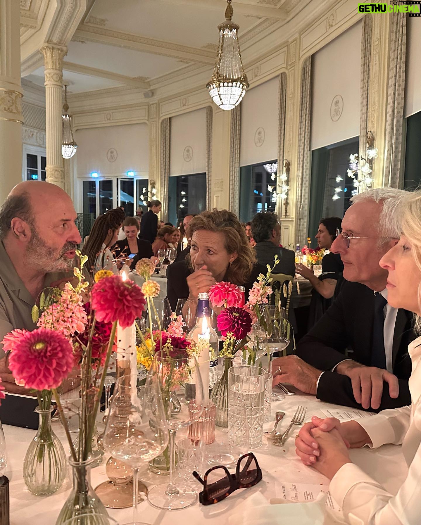 Ana Girardot - 6.9K Likes - Biarritz favorite moments! (Très en retard!)
1.chaque fois que je quittais la chambre le soir en portant des tenues plus magnifiques les unes que les autres de la maison @chanelofficial et que ça me donnait de la force et de la joie pour monter sur scène.
2. Le soir ou Léo walk et Rosalie Varda ont cliqué sur leur amour réciproque pour la sculptrice valentine Schlegel et que c’est typiquement là que l’idée de transmission se passe. D’une génération à l’autre. La est tout l’esprit du fesitval.
3.quand Anna Apter était là et qu’on a pu voir notre film sur grand écran ❤️
4. Quand tous les matins je me réveillais avec l’énergie d’une pile Duracell alors que la nuit avait été courte. Tellement j’étais excitée de toutes les activités du fesitval, de l’arrivée des nouveaux invités de et des projections du jour! Comme Jeanne Herry, Hugo Selignac, Fianso, Cédric Klapisch, Penelope Cruz, Alice Isaaz….❤️
5.Quand Cédric Klapisch est venu au fesitval pour faire une masterclass sur le montage avec sa monteuse Anne Sophie Bion, et qu’avec les membres fondateurs du bureau on buvait ses paroles au dîner d’ouverture.
6. Le premier concert de la scène OFF du festival. Avec des élèves de l’école des beaux-arts. Un moment suspendue, dans un univers tellement unique. Encore bravo à Clarisse et Sacha et tous les autres pour cette scène alternative.
8. Ma semaine entière passée avec Solene léger, ma meilleure alliée et ma femme d’affaire préférée 🔥
9. Quand Éric Toledano et Olivier Nakache sont venus présenter « une année difficile » (et que la salle pleine à craquer à donner une standing ovation de 5 minutes au film) et qu’ils étaient accompagnés de Mathieu Amalric et Jonathan Cohen (que j’ai prié pour ne pas rater ce check)
10. La projection à la petite plage de « nos jours heureux » avec réception les pieds dans le sable et que j’ai vu la tête de notre président, Jérôme Pulis, heureux d’avoir réussi le pari de réussir ce fesitval qui nous tient tellement à cœur et dans lequel on a mis tant d’énergie ☀️
10. La vue depuis l’hôtel du palais, un paradis terrestre dans lequel on a pu vivre 5 jours.
Biarritz I miss you !