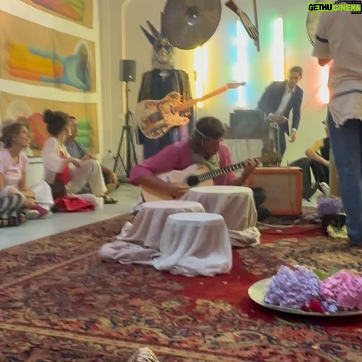 Ana Girardot - 6.9K Likes - Biarritz favorite moments! (Très en retard!)
1.chaque fois que je quittais la chambre le soir en portant des tenues plus magnifiques les unes que les autres de la maison @chanelofficial et que ça me donnait de la force et de la joie pour monter sur scène.
2. Le soir ou Léo walk et Rosalie Varda ont cliqué sur leur amour réciproque pour la sculptrice valentine Schlegel et que c’est typiquement là que l’idée de transmission se passe. D’une génération à l’autre. La est tout l’esprit du fesitval.
3.quand Anna Apter était là et qu’on a pu voir notre film sur grand écran ❤️
4. Quand tous les matins je me réveillais avec l’énergie d’une pile Duracell alors que la nuit avait été courte. Tellement j’étais excitée de toutes les activités du fesitval, de l’arrivée des nouveaux invités de et des projections du jour! Comme Jeanne Herry, Hugo Selignac, Fianso, Cédric Klapisch, Penelope Cruz, Alice Isaaz….❤️
5.Quand Cédric Klapisch est venu au fesitval pour faire une masterclass sur le montage avec sa monteuse Anne Sophie Bion, et qu’avec les membres fondateurs du bureau on buvait ses paroles au dîner d’ouverture.
6. Le premier concert de la scène OFF du festival. Avec des élèves de l’école des beaux-arts. Un moment suspendue, dans un univers tellement unique. Encore bravo à Clarisse et Sacha et tous les autres pour cette scène alternative.
8. Ma semaine entière passée avec Solene léger, ma meilleure alliée et ma femme d’affaire préférée 🔥
9. Quand Éric Toledano et Olivier Nakache sont venus présenter « une année difficile » (et que la salle pleine à craquer à donner une standing ovation de 5 minutes au film) et qu’ils étaient accompagnés de Mathieu Amalric et Jonathan Cohen (que j’ai prié pour ne pas rater ce check)
10. La projection à la petite plage de « nos jours heureux » avec réception les pieds dans le sable et que j’ai vu la tête de notre président, Jérôme Pulis, heureux d’avoir réussi le pari de réussir ce fesitval qui nous tient tellement à cœur et dans lequel on a mis tant d’énergie ☀️
10. La vue depuis l’hôtel du palais, un paradis terrestre dans lequel on a pu vivre 5 jours.
Biarritz I miss you !