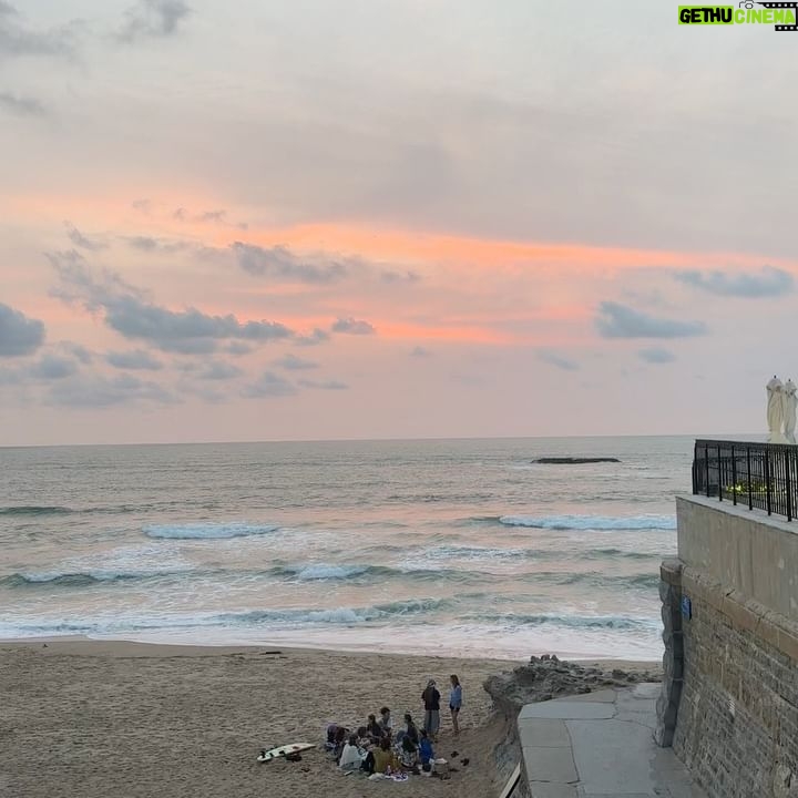 Ana Girardot - 6.9K Likes - Biarritz favorite moments! (Très en retard!)
1.chaque fois que je quittais la chambre le soir en portant des tenues plus magnifiques les unes que les autres de la maison @chanelofficial et que ça me donnait de la force et de la joie pour monter sur scène.
2. Le soir ou Léo walk et Rosalie Varda ont cliqué sur leur amour réciproque pour la sculptrice valentine Schlegel et que c’est typiquement là que l’idée de transmission se passe. D’une génération à l’autre. La est tout l’esprit du fesitval.
3.quand Anna Apter était là et qu’on a pu voir notre film sur grand écran ❤️
4. Quand tous les matins je me réveillais avec l’énergie d’une pile Duracell alors que la nuit avait été courte. Tellement j’étais excitée de toutes les activités du fesitval, de l’arrivée des nouveaux invités de et des projections du jour! Comme Jeanne Herry, Hugo Selignac, Fianso, Cédric Klapisch, Penelope Cruz, Alice Isaaz….❤️
5.Quand Cédric Klapisch est venu au fesitval pour faire une masterclass sur le montage avec sa monteuse Anne Sophie Bion, et qu’avec les membres fondateurs du bureau on buvait ses paroles au dîner d’ouverture.
6. Le premier concert de la scène OFF du festival. Avec des élèves de l’école des beaux-arts. Un moment suspendue, dans un univers tellement unique. Encore bravo à Clarisse et Sacha et tous les autres pour cette scène alternative.
8. Ma semaine entière passée avec Solene léger, ma meilleure alliée et ma femme d’affaire préférée 🔥
9. Quand Éric Toledano et Olivier Nakache sont venus présenter « une année difficile » (et que la salle pleine à craquer à donner une standing ovation de 5 minutes au film) et qu’ils étaient accompagnés de Mathieu Amalric et Jonathan Cohen (que j’ai prié pour ne pas rater ce check)
10. La projection à la petite plage de « nos jours heureux » avec réception les pieds dans le sable et que j’ai vu la tête de notre président, Jérôme Pulis, heureux d’avoir réussi le pari de réussir ce fesitval qui nous tient tellement à cœur et dans lequel on a mis tant d’énergie ☀️
10. La vue depuis l’hôtel du palais, un paradis terrestre dans lequel on a pu vivre 5 jours.
Biarritz I miss you !