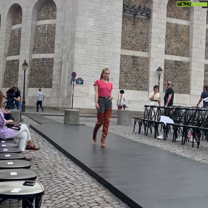 Ana Girardot - 7.4K Likes - Alexandre!!! Merci infiniment pour cette expérience de folie!!!De pouvoir faire partie de ce film que tu as imaginé il y a seulement 4 mois, de rentrer d me ans ta tête et vivre dans ce décor! On ne se rend pas compte à quel point derrière le podium il y a une montagne de personnes géniales qui œuvrent à réaliser ton rêve! Tu as réalisé l’un des miens, un fantasme caché depuis l’adolescence…! encore merci à toutes les personnes si bienveillantes derrière les rideaux et encore bravo à toutes et tous pour tout ce travail de titan ! Et quel bonheur de marcher dans tes pas @germainlouvet ❤️ j’ai profité De chaque secondes et c’était bon ! @ohmybos you rock! @zzoimage
🔥 @amiparis je dis oui!