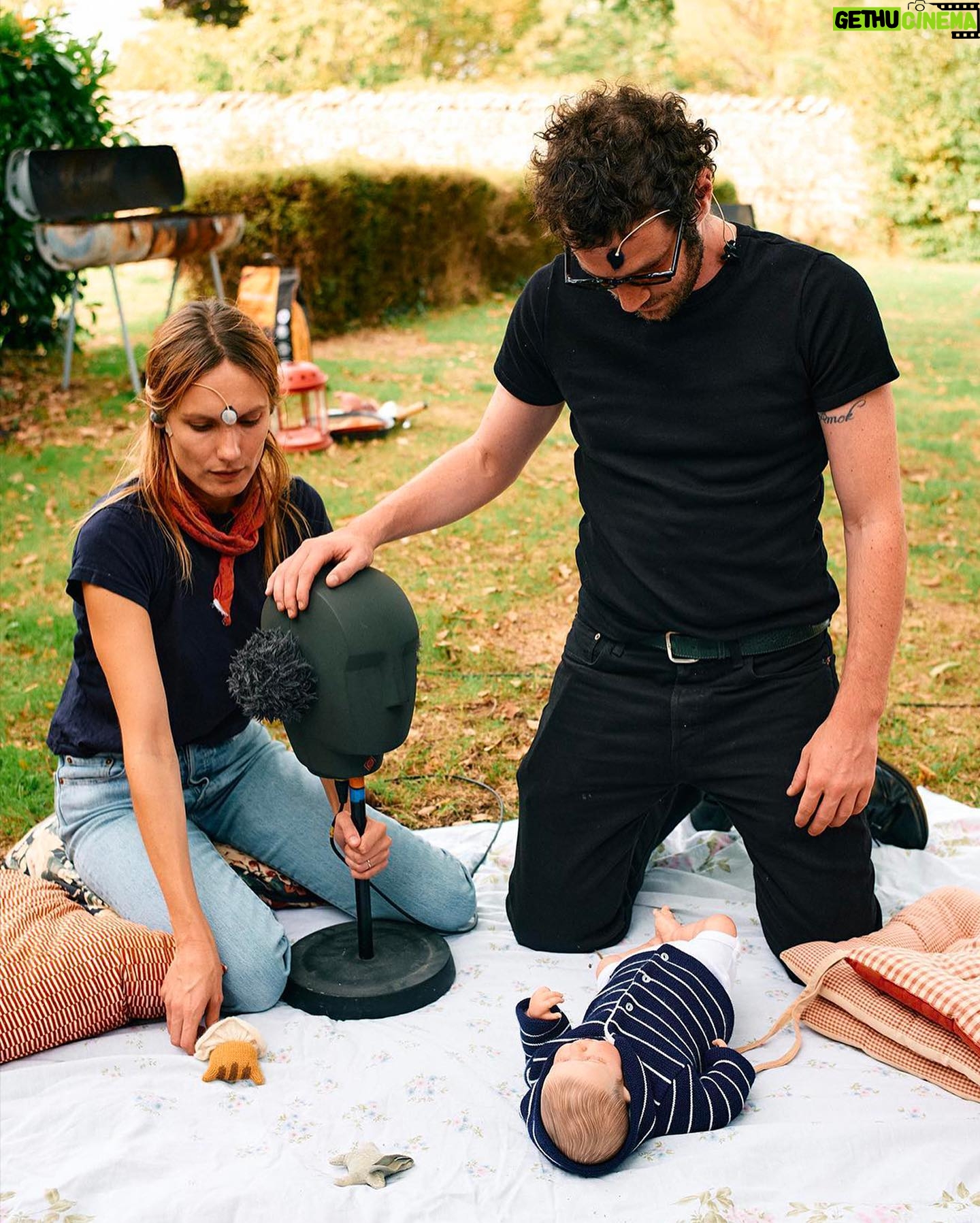 Ana Girardot - 4.1K Likes - Les coulisses étranges d’un tournage un peu spécial…
🎬 La fiction sonore d'Ana Girardot a été tournée en décors naturels pour capturer des sons réalistes à 360° grâce à une tête binaurale.
#Babyphone, c'est dispo sur CANAL