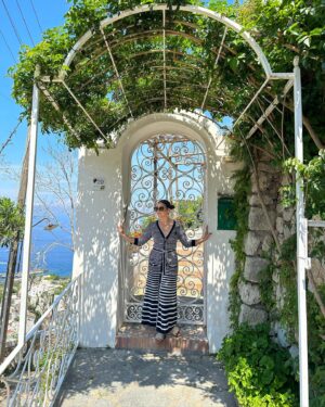 Ana Golja Instagram - It’s impossible to capture the magic of Capri. 🥹💙😍

And yes, I’m a big fan of space buns. 😂