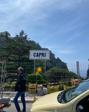 Ana Golja Instagram - It’s impossible to capture the magic of Capri. 🥹💙😍

And yes, I’m a big fan of space buns. 😂