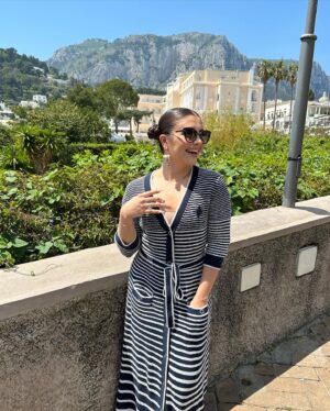 Ana Golja Instagram - It’s impossible to capture the magic of Capri. 🥹💙😍

And yes, I’m a big fan of space buns. 😂