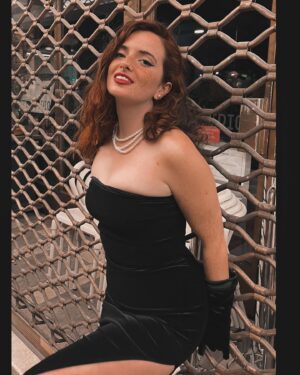 Ana Marta Contente Instagram - As vezes penso que nasci na década errada, mas depois lembro-me de que provavelmente me internariam num hospício 😂😂😂
Que tenham uma boa semana. 
📸: @margarida.adriao ❤️