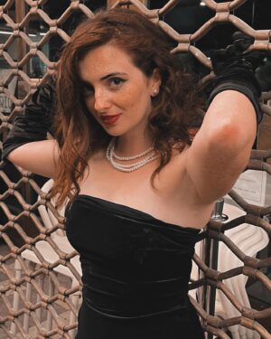 Ana Marta Contente Instagram - As vezes penso que nasci na década errada, mas depois lembro-me de que provavelmente me internariam num hospício 😂😂😂
Que tenham uma boa semana. 
📸: @margarida.adriao ❤️