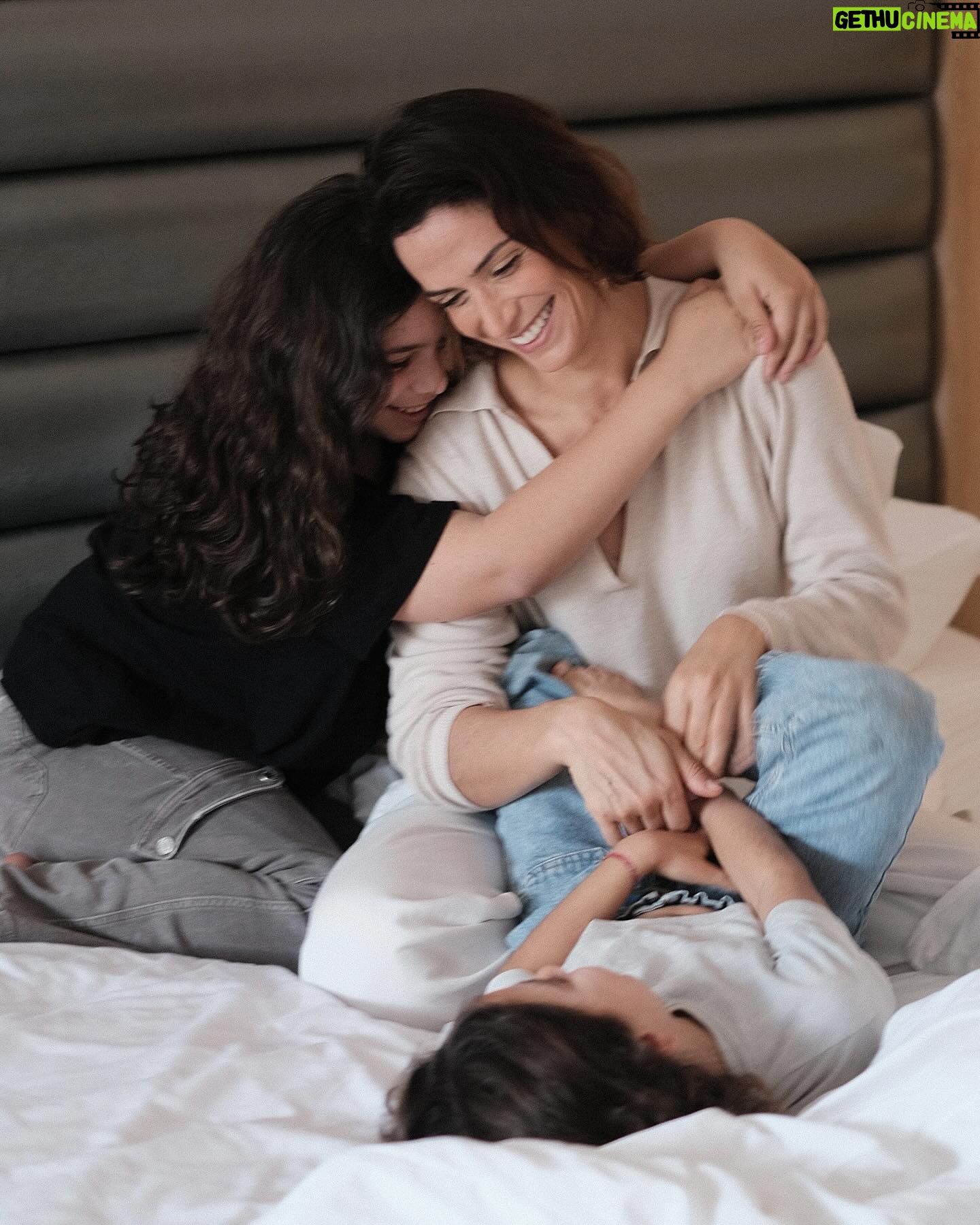 Ana Varela - 2K Likes - Por elas, para elas. 🌷
Fujimos. Fujimos de uma rotina apertada, de uma corrida cheia de barreias, onde por vezes esquecemos qual a verdadeira meta. Demos a nós próprias permissão para acordar tarde, para comer o que apetece, para desarrumar, para saltar, para passear, nadar e brincar muito. Nem a chuva nos impediu!!Voltámos a tempo de votar - por elas e para elas. 💪🏻
Obrigada @pinecliffs @serenityspa_pt e @activebyserenity por cuidarem de nós este fim de semana. Estávamos a precisar muito. 🙏🏻🥹♥️
#pinecliffslifestyle #theartofwellbeing