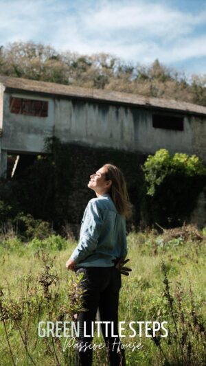 Ana Varela Instagram - O projecto da Casa no Campo continua a avançar e hoje trago-vos o segundo episódio desta série que tanto gosto me está a dar fazer. 🤩 

Como vos disse, quero que esta recuperação seja o mais eficiente e sustentável possível e por isso decidi fazê-la com base nos princípios de uma Passive House e com a preciosa ajuda da querida @homestoriespt .

Cerca 35% de todo o consumo de energia do planeta é da responsabilidade do setor dos edifícios. Temos casas muito frias no inverno ou muito quentes no verão, com graves problemas de humidades, bolores, ar saturado e com necessidades de aquecimento e arrefecimento muito elevadas. 

Eu quero reduzir ao máximo a pegada carbónica desta casa, tanto na construção como na sua utilização, e para isso estou a projectá-la, desde o início, com base nos 5 princípios de uma passive house:

* Isolamento Térmico 
* Pontes Térmicas
* Estanquidade ao Ar
* Ventilação Mecânica
* Janelas Eficientes

Querem saber mais sobre o tema? 

Vejam o episódio até ao fim e coloquem aqui todas as perguntas. Ou eu ou a Tânia respondemos! 🏡💚

#casanocampo #casanocampobyanavarela #passivehouse