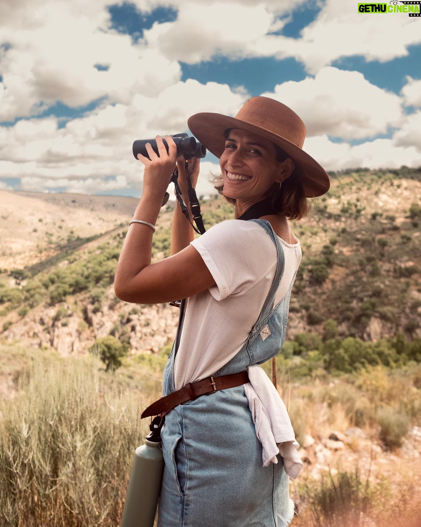 Ana Varela - 2.7K Likes - Voltei ao Côa. E desta vez levei a família. 🦅
Na sexta visitámos ao gravuras do @museudocoa , com o @ambieduca_mferraz ; no sábado, a @wildlifeportugal levou-nos ao Ermo das Águias, onde, no ano passado, assisti à libertação dos cavalos Sorraia em regime semi-selvagem, parte do magnífico programa de renaturalização do Corredor do Côa da @rewilding_portugal ; no domingo conheci as lendas em volta do rio com o Sr Morgado, que tão bem nos recebeu no maravilhoso @coahoneycomb .
Tive também a enorme honra de apresentar a primeiríssima edição Do(C)ôa Nature Film Festival, inserido no @coacorredordasartes , um festival que une duas das minhas enormes paixões: a Natureza e o Cinema 🥰 O difícil foi mesmo vir embora…
Confesso-vos que este é sem dúvida o meu programa preferido de férias. 🌲🌳🌿
E desse lado? Confessem lá, preferem praia ou campo? 💚