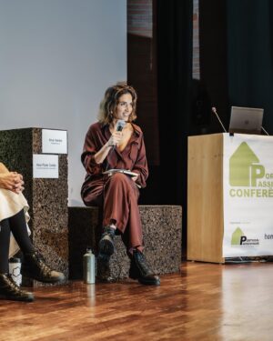 Ana Varela Instagram - Em 2023, dei início a uma das maiores aventuras da minha vida: comprei uma casa no campo e arranquei com a sua renovação. 🏡💚 

No entanto, eu queria mais que uma simples renovação…  Preocupada com todas as questões ambientais com que o nosso planeta se depara nos tempos actuais, familiarizada com as lacunas da construção civil em Portugal e com os custos energéticos que uma casa pede na sua utilização a longo-prazo, eu queria fazer diferente: a minha Casa no Campo tinha que ser uma Passive House!

Escrevi novo artigo no greenlittlesteps.com, onde explico o que é uma Passive House, como se consegue uma Passive House e quais são as suas vantagens. Dei exemplos práticos das soluções que implementei na minha obra. Deixo o link nos stories.

É para mim motivo de bastante orgulho ter conseguido reabilitar esta casa segundo pilares da sustentabilidade em que tanto acredito e que sinto que trarão diferença ao Mundo em que vivemos. Faz-me também muito sentido partilhar o conhecimento que reuni ao longo do meu processo de construção de uma Passive House, de forma a trazer informação para o público em geral. Acredito que a mudança na eficiência dos edifícios deve ser levada a cabo por governos e empresas no setor, mas defenderei sempre que um consumidor bem informado, neste caso um dono de obra bem informado, tem do seu lado o poder de exigir a melhor das soluções. 🌿

Na foto, na Conferência @passivhausportugal ao lado da arquiteta Tânia Martins da @homestoriespt com quem tanto aprendi neste processo e onde fui convidada a apresentar o projeto “Casa no Campo”.

#casanocampo #casanocampobyanavarela #passivehouse #casaeficiente #sustentabilidade #greenlittlesteps