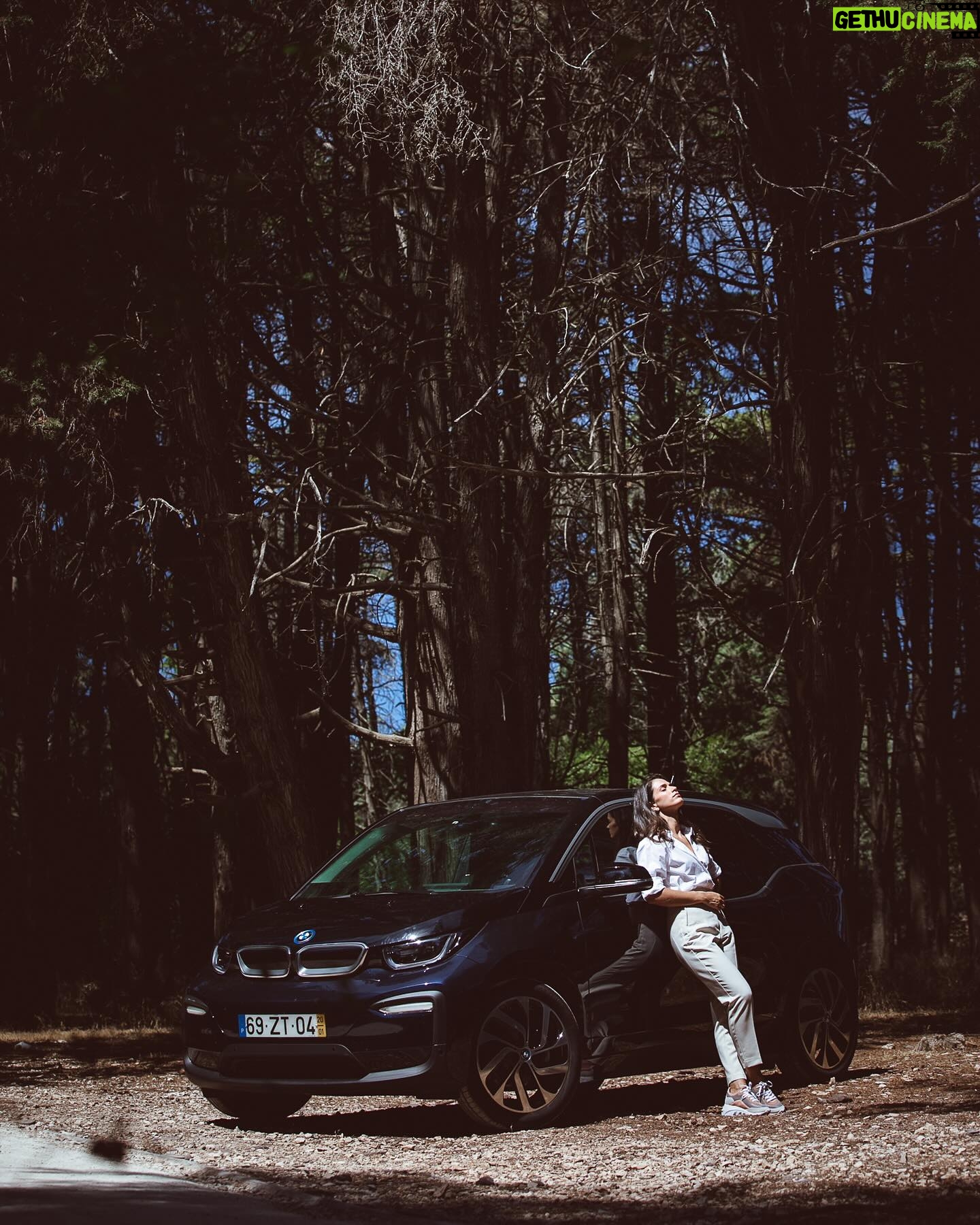 Ana Varela - 3.4K Likes - Muito se fala (e com razão) no fim do ciclo de vida dos carros elétricos. É cada vez mais urgente sairmos de uma economia linear e colocarmos a circularidade no topo das prioridades. O aumento da eficiência das baterias (menos recursos para mais autonomia), a investigação crescente na área da reciclagem dos componentes e o seu reaproveitamento para outros usos, como o armazenamento da energia produzida pelas energias renováveis, são, sem dúvida, o foco quando falamos no fim de vida de um carro elétrico. Mas… antes de TUDO isto… um carro elétrico pode ter várias vidas!!! 🚙 🔄
Esta continuação do ciclo de vida das viaturas é uma preocupação na @bmwportugal, inserida na estratégia de circularidade dos seus produtos, e é por isso que carros elétricos usados, como este #i3, modelo icónico da marca que marcou o início do caminho da eletrificação na BMW, estão disponíveis para venda no site oficial www.bmw.pt .
O BMW Group tem inclusive programas dedicados à venda de viaturas usadas que têm como objetivo prestar o melhor serviço aos clientes, garantindo produtos de elevada qualidade, amplamente verificados pelos serviços autorizados BMW e protegidos com garantias de confiança.
Antes de comprar novo, pensemos sempre em dar uma nova vida ao que já existe. Só assim podemos ser realmente falar em sustentabilidade. 💚
#mobilidadeeletrica #segundavida #usados #circularidade #sustentabilidade @bmwportugal
Fotografias @smilephotopt