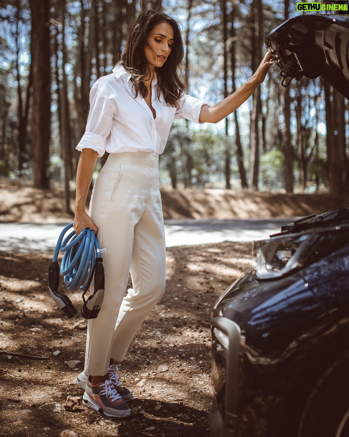 Ana Varela - 3.4K Likes - Muito se fala (e com razão) no fim do ciclo de vida dos carros elétricos. É cada vez mais urgente sairmos de uma economia linear e colocarmos a circularidade no topo das prioridades. O aumento da eficiência das baterias (menos recursos para mais autonomia), a investigação crescente na área da reciclagem dos componentes e o seu reaproveitamento para outros usos, como o armazenamento da energia produzida pelas energias renováveis, são, sem dúvida, o foco quando falamos no fim de vida de um carro elétrico. Mas… antes de TUDO isto… um carro elétrico pode ter várias vidas!!! 🚙 🔄
Esta continuação do ciclo de vida das viaturas é uma preocupação na @bmwportugal, inserida na estratégia de circularidade dos seus produtos, e é por isso que carros elétricos usados, como este #i3, modelo icónico da marca que marcou o início do caminho da eletrificação na BMW, estão disponíveis para venda no site oficial www.bmw.pt .
O BMW Group tem inclusive programas dedicados à venda de viaturas usadas que têm como objetivo prestar o melhor serviço aos clientes, garantindo produtos de elevada qualidade, amplamente verificados pelos serviços autorizados BMW e protegidos com garantias de confiança.
Antes de comprar novo, pensemos sempre em dar uma nova vida ao que já existe. Só assim podemos ser realmente falar em sustentabilidade. 💚
#mobilidadeeletrica #segundavida #usados #circularidade #sustentabilidade @bmwportugal
Fotografias @smilephotopt