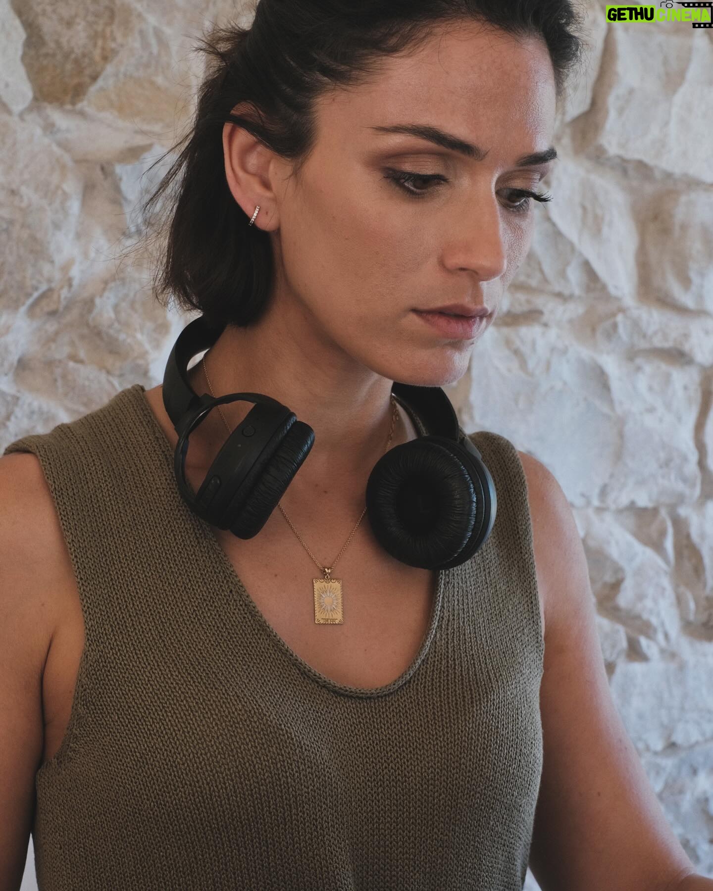 Ana Varela - 2.1K Likes - Fui levar as miúdas à escola e voltei; a RTP veio cá a casa e filmámos uma peça sobre compostagem doméstica que sai em breve; entre um e outro ainda enviei uns emails à Câmara Municipal; almocei; li os últimos episódios da Senhora do Mar; comecei a editar o novo episódio da Casa no Campo; fui buscar as miúdas à escola; fiz o jantar enquanto dancei com a Alice.
Às vezes perco-me nas mil facetas de um dia só 💃🏻👩🏻🌾🤸🏻♀️👩🏻🍳👩🏻💻🐙 Nunca soube ser só uma coisa… Tenho sempre de me experimentar em mil versões diferentes - dentro e fora de palco; à frente e atrás das câmaras. Especialistas em astrologia dirão que a culpa é da minha Lua em Gémeos. Eu por aqui continuo, a brincar na adrenalina das redes da vida.
Serei só eu? 🤔