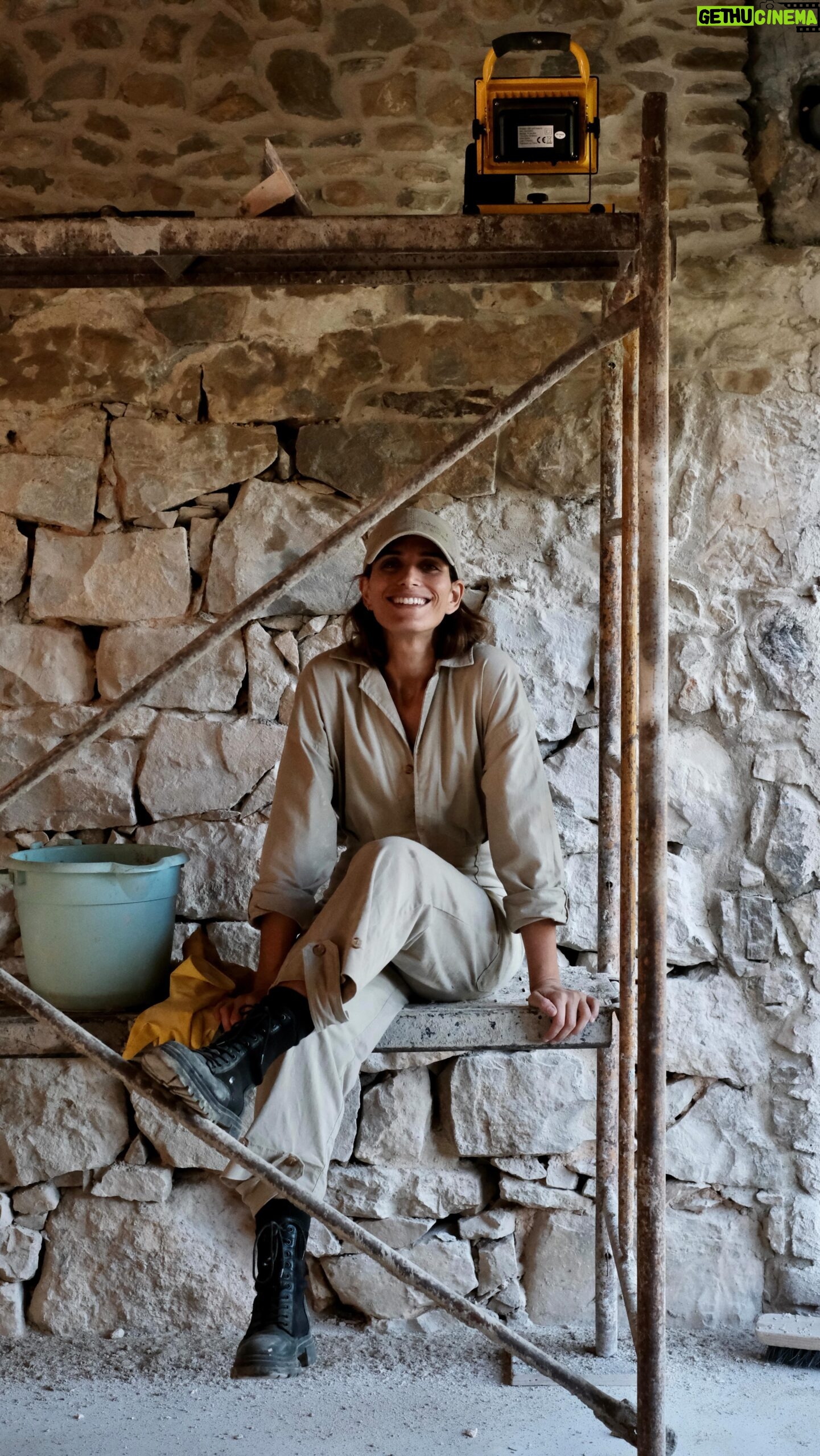 Ana Varela - 7.1K Likes - Com 99% dos votos a favor, aqui está a prometida tour pela Casa do Campo em obras. 👷🏻♀️🏡🚧
Como já perceberam, apaixonei-me totalmente por este projecto. Estou a participar em cada fase, em cada detalhe, a coordenar cada passo.
Voltar a viver no campo, numa casa construída pelas minhas próprias mãos, faz parte de um sonho há muito tempo desejado.
Ansiosa por voltar a fazer esta tour, depois das obras.✨
Estão a gostar de acompanhar? 🥰
#casanocampo #casanocampobyanavarela #dreamscometrue