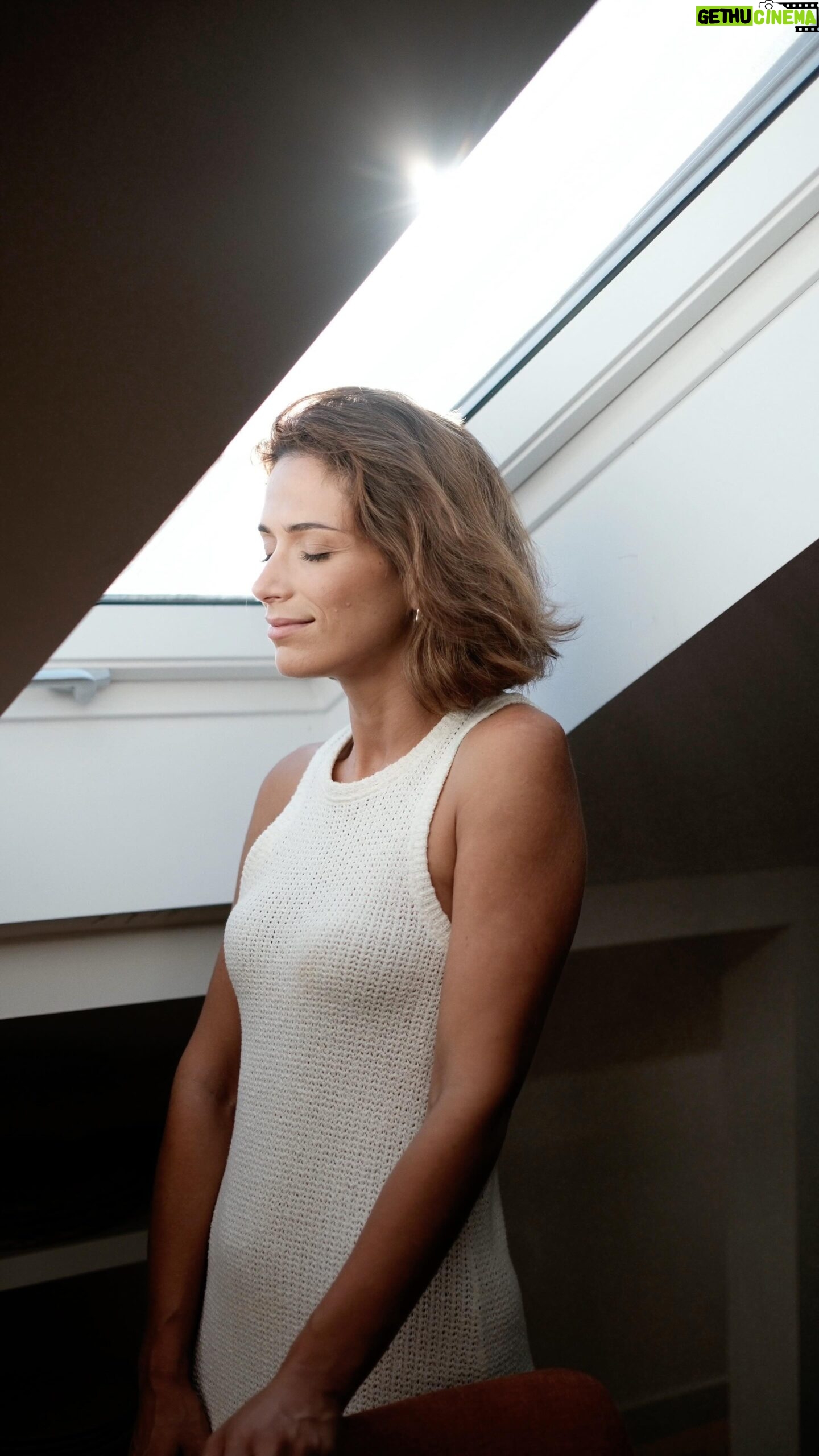 Ana Varela - 4K Likes - As morning pages são uma prática de escrita matinal que estimula a criatividade e a clareza mental. Ao escrever três páginas de forma livre logo pela manhã, debaixo da magnífica luz natural que as janelas @velux dão a esta casa, encontro uma maneira de desbloquear
pensamentos e emoções, ganhando autoconsciência. Costumo arrancar com a pergunta: “Como te sentes hoje Ana?” ou “O que pede a vida de mim?”. O que se segue é uma jorrada de palavras que limpam o emocional e o mental. Escrevo sobre a vida, reflito sobre os meus papéis de mãe e de artista e escrevo muito sobre o nosso planeta, sobre o rumo desta nossa humanidade. Ao escrever, tomo consciência dos meus hábitos, das minhas escolhas e do seu impacto. “O que mais posso fazer?” - pergunto a mim mesma. A resposta vem de imediato: “Sê a mudança que queres ver no mundo. Concentra-te em ti e no que está ao teu alcance.” 💚
@velux #deixealuzentrar #transformingspaces p u b