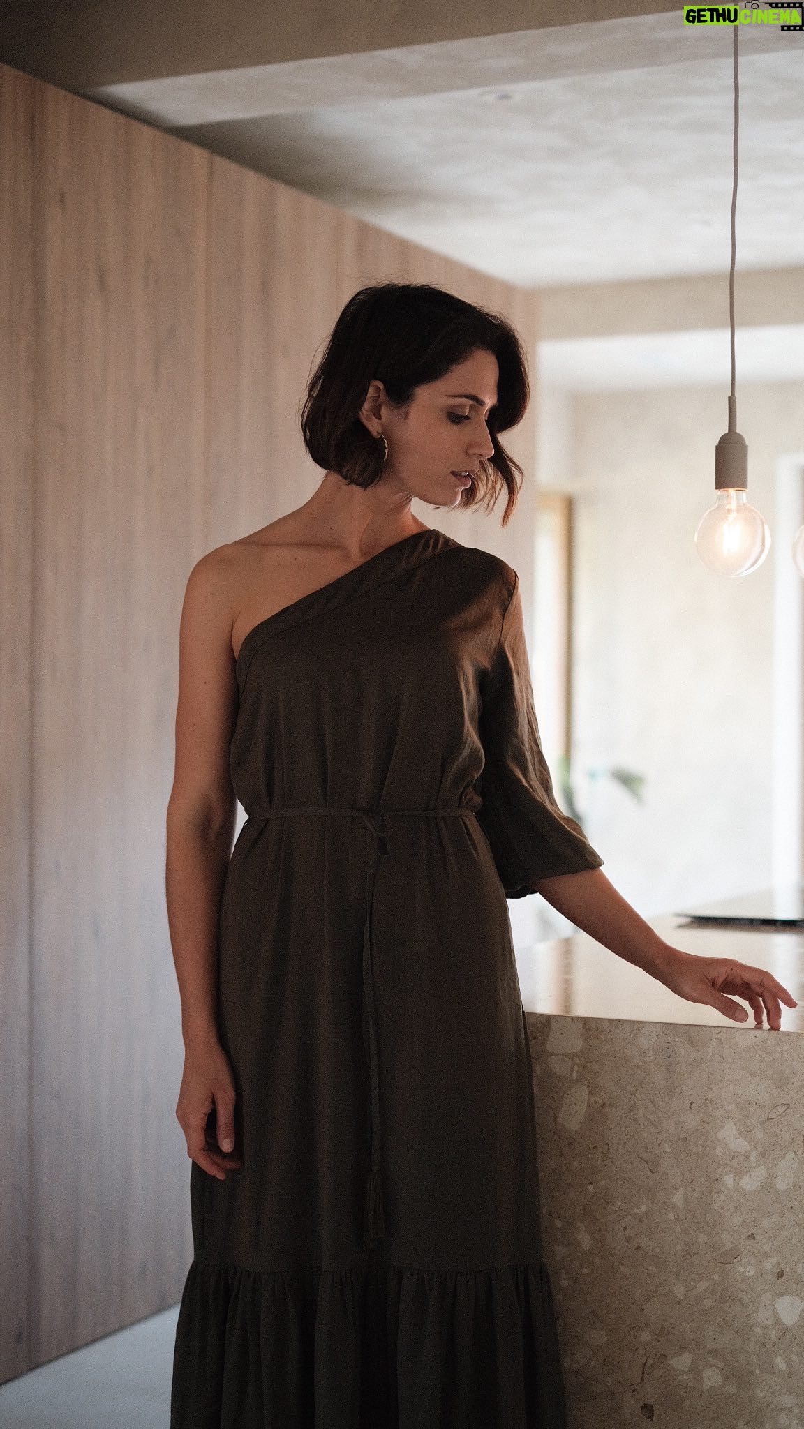 Ana Varela - 2.5K Likes - Quando fiz a revelação da cozinha da casa no Campo, muitas foram as perguntas em relação à pedra da ilha. ⭐️ Como sabem, não deixo nenhuma decisão ao acaso e a sustentabilidade dos materiais é um critério crucial para mim! Fui pessoalmente à fabrica da @rmc_beyondthestone , em Oliveira do Bairro e fiz 5 ✋🏻 perguntas à Raquel Calisto, comercial na RMC.
👉🏻Que matéria-prima usa a RMC?
👉🏻 De onde vem a matéria-prima?
👉🏻Existe muita água no corte e produção de pedra. O que fazem a toda essa água?
👉🏻Como é feito o abastecimento energético da fábrica?
👉🏻Que cuidados é preciso ter com a pedra RMC?
As respostas conquistaram-me na hora. 👌🏻
Vejam o episódio e percebam porquê 😉.
Escolhi a pedra Moleanos @rmc_beyondthestone pois fazia a combinação perfeita com os tons da casa. É linda, não é? 😍 O que acharam?
#casanocampo #casanocampobyanavarela #bancadadecozinha #economiacircular#sustentabilidade