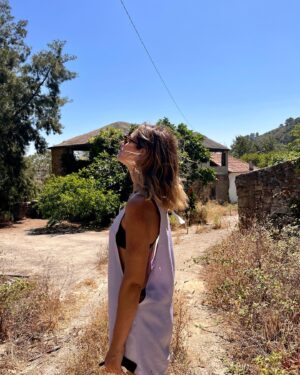 Ana Varela Instagram - 17.07.2022 🌿 Foi amor à primeira vista.

Faz hoje um ano que visitei pela primeira vez a minha Casa no Campo. Sentia a adrenalina a correr no corpo, bem debaixo da minha pele. Em cada célula, eu sentia que era ali o meu lugar. 

No entanto cheguei tarde. Era a última a visitar a quinta e já existiam muitas outras propostas em cima da mesa, que eu simplesmente não conseguia bater. Não tinha capital próprio suficiente e estaria dependente da aprovação de um crédito bancário… Como é que podia ganhar uma corrida à qual parecia ter chegado tarde e com todas as desvantagens?

“Só me resta usar o coração” - pensei. Escrevi um email ao proprietário, totalmente honesto e transparente, partilhando os sonhos que tinha para aquela terra.
 
Já conhecem a resposta dele. 🥰 Resolveu escolher a minha proposta e esperar pela aprovação do meu crédito à habitação.

Neste momento estamos em limpezas e a ultimar todas as soluções do projecto. Nem sempre é fácil, confesso. Há dias em que estou empolgada com tudo e outros em que me sinto tremendamente assustada com o peso das responsabilidades.

Nos momentos de maior fragilidade conecto-me com o meu sonho. Nele estou finalmente a acordar na minha Casa no Campo. ✨

Isto tudo para vos dizer que, num mundo frenético, cheio de competição e atropelamentos, onde tudo corre a mil, ainda há esperança para quem segue guiado pelo ♥️.

Ps.: Não desistam dos vossos sonhos, mesmo quando tudo parece impossível. 💫

#casanocampo #casanocampobyanavarela #dreamscometrue