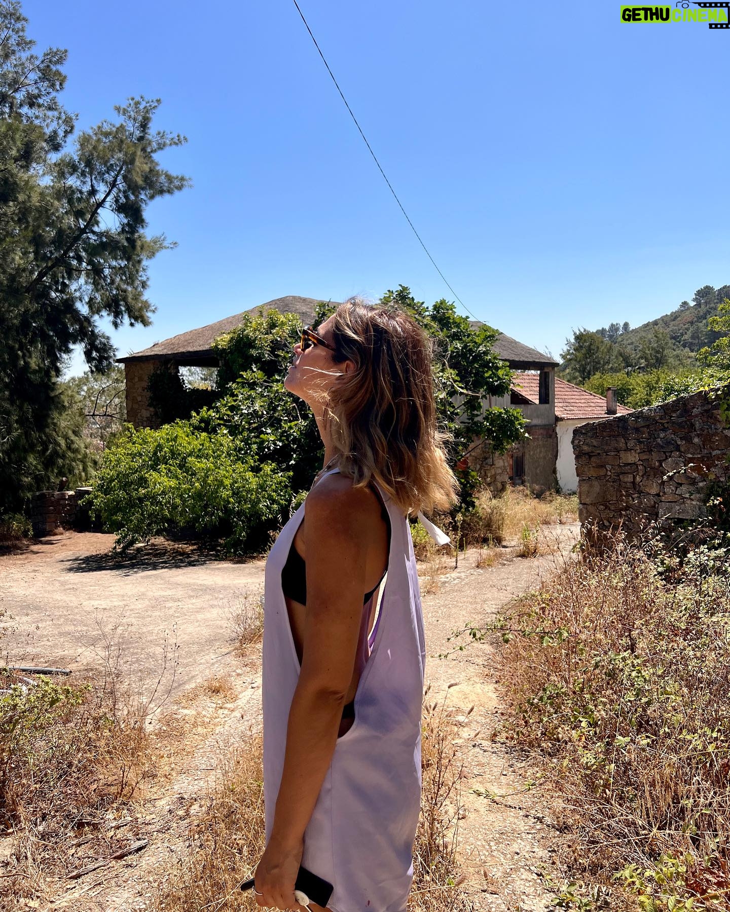 Ana Varela - 4.3K Likes - 17.07.2022 🌿 Foi amor à primeira vista.
Faz hoje um ano que visitei pela primeira vez a minha Casa no Campo. Sentia a adrenalina a correr no corpo, bem debaixo da minha pele. Em cada célula, eu sentia que era ali o meu lugar.
No entanto cheguei tarde. Era a última a visitar a quinta e já existiam muitas outras propostas em cima da mesa, que eu simplesmente não conseguia bater. Não tinha capital próprio suficiente e estaria dependente da aprovação de um crédito bancário… Como é que podia ganhar uma corrida à qual parecia ter chegado tarde e com todas as desvantagens?
“Só me resta usar o coração” - pensei. Escrevi um email ao proprietário, totalmente honesto e transparente, partilhando os sonhos que tinha para aquela terra.
Já conhecem a resposta dele. 🥰 Resolveu escolher a minha proposta e esperar pela aprovação do meu crédito à habitação.
Neste momento estamos em limpezas e a ultimar todas as soluções do projecto. Nem sempre é fácil, confesso. Há dias em que estou empolgada com tudo e outros em que me sinto tremendamente assustada com o peso das responsabilidades.
Nos momentos de maior fragilidade conecto-me com o meu sonho. Nele estou finalmente a acordar na minha Casa no Campo. ✨
Isto tudo para vos dizer que, num mundo frenético, cheio de competição e atropelamentos, onde tudo corre a mil, ainda há esperança para quem segue guiado pelo ♥️.
Ps.: Não desistam dos vossos sonhos, mesmo quando tudo parece impossível. 💫
#casanocampo #casanocampobyanavarela #dreamscometrue