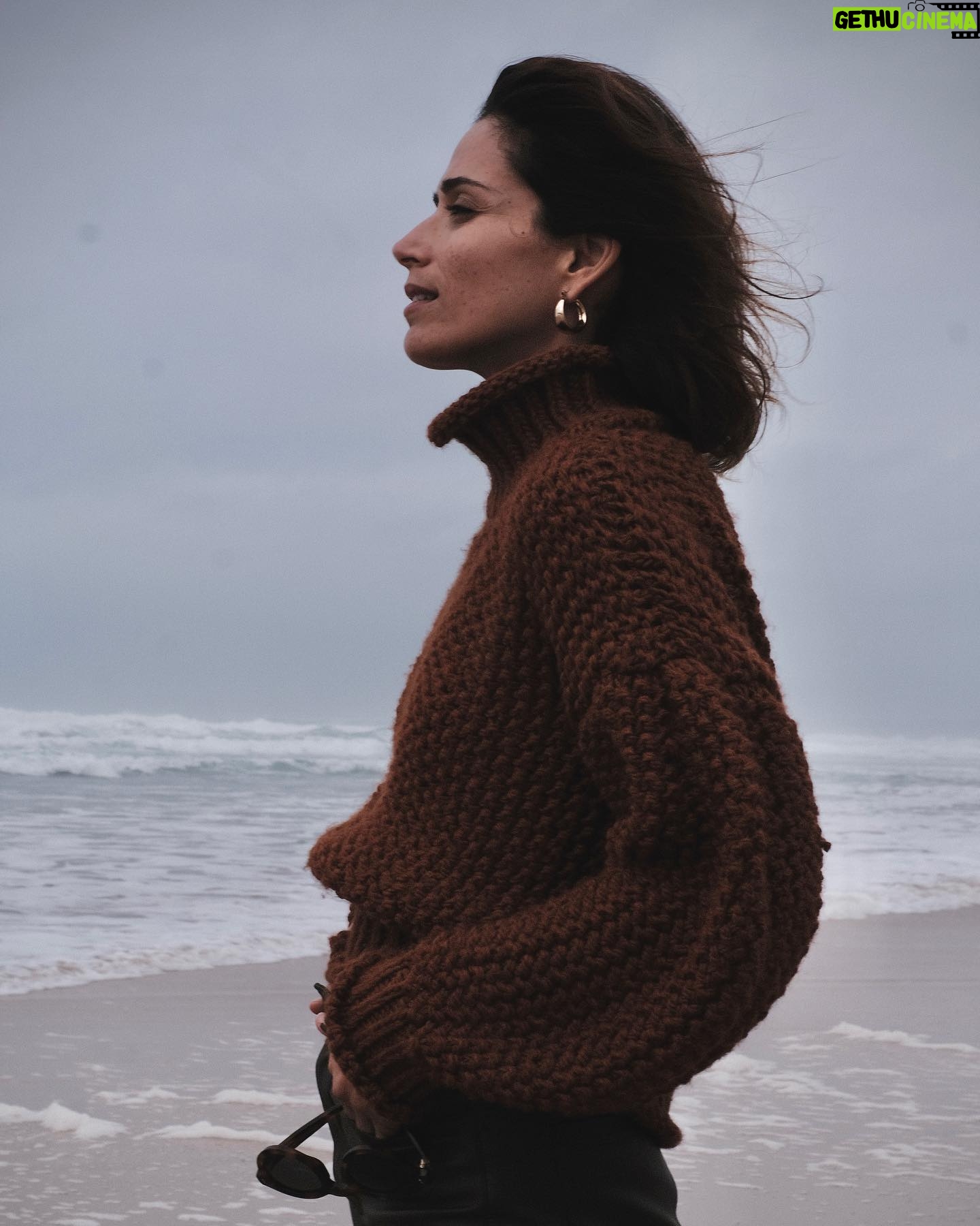Ana Varela - 2.8K Likes - A vida é feita de ciclos - há muito que o sei. Ainda assim continuo a ser surpreendida com cada volta que a vida decide dar. 😍
Fim de semana de passagem entre ciclos na @casa_bombordo para, entre o mar e a serra da Carrapateira, agradecer muito a tudo o que foi e abrir o coração a tudo o que aí vem. 🙌🏻
Em breve conto-vos tudo. 🤍
#newbeginnings #trust