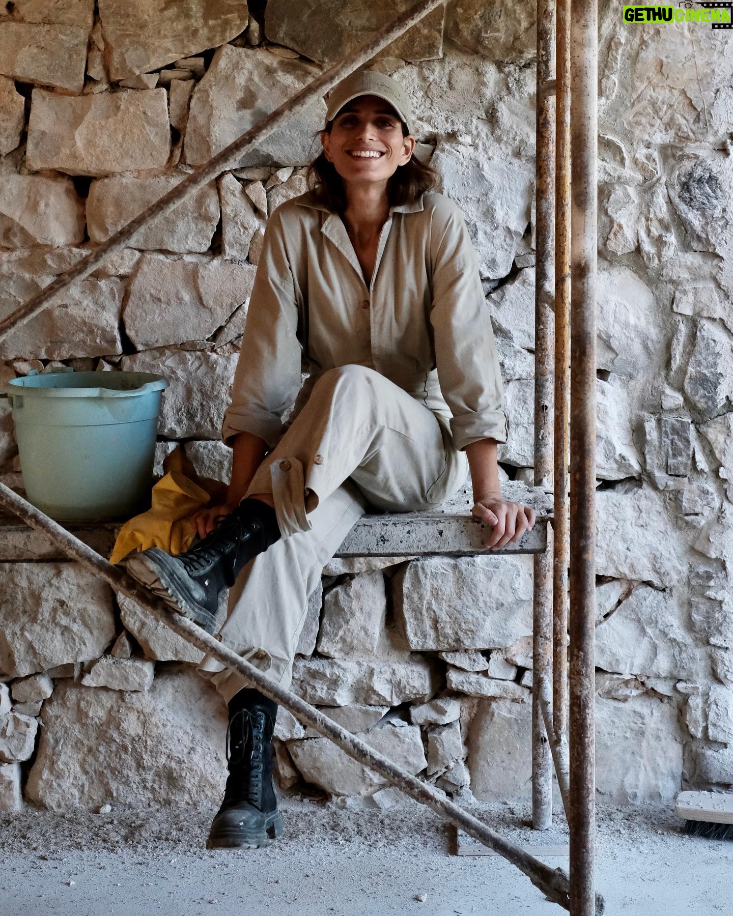 Ana Varela - 3.1K Likes - Em 2023, dei início a uma das maiores aventuras da minha vida: comprei uma casa no campo e arranquei com a sua renovação. 🏡💚
No entanto, eu queria mais que uma simples renovação… Preocupada com todas as questões ambientais com que o nosso planeta se depara nos tempos actuais, familiarizada com as lacunas da construção civil em Portugal e com os custos energéticos que uma casa pede na sua utilização a longo-prazo, eu queria fazer diferente: a minha Casa no Campo tinha que ser uma Passive House!
Escrevi novo artigo no greenlittlesteps.com, onde explico o que é uma Passive House, como se consegue uma Passive House e quais são as suas vantagens. Dei exemplos práticos das soluções que implementei na minha obra. Deixo o link nos stories.
É para mim motivo de bastante orgulho ter conseguido reabilitar esta casa segundo pilares da sustentabilidade em que tanto acredito e que sinto que trarão diferença ao Mundo em que vivemos. Faz-me também muito sentido partilhar o conhecimento que reuni ao longo do meu processo de construção de uma Passive House, de forma a trazer informação para o público em geral. Acredito que a mudança na eficiência dos edifícios deve ser levada a cabo por governos e empresas no setor, mas defenderei sempre que um consumidor bem informado, neste caso um dono de obra bem informado, tem do seu lado o poder de exigir a melhor das soluções. 🌿
Na foto, na Conferência @passivhausportugal ao lado da arquiteta Tânia Martins da @homestoriespt com quem tanto aprendi neste processo e onde fui convidada a apresentar o projeto “Casa no Campo”.
#casanocampo #casanocampobyanavarela #passivehouse #casaeficiente #sustentabilidade #greenlittlesteps