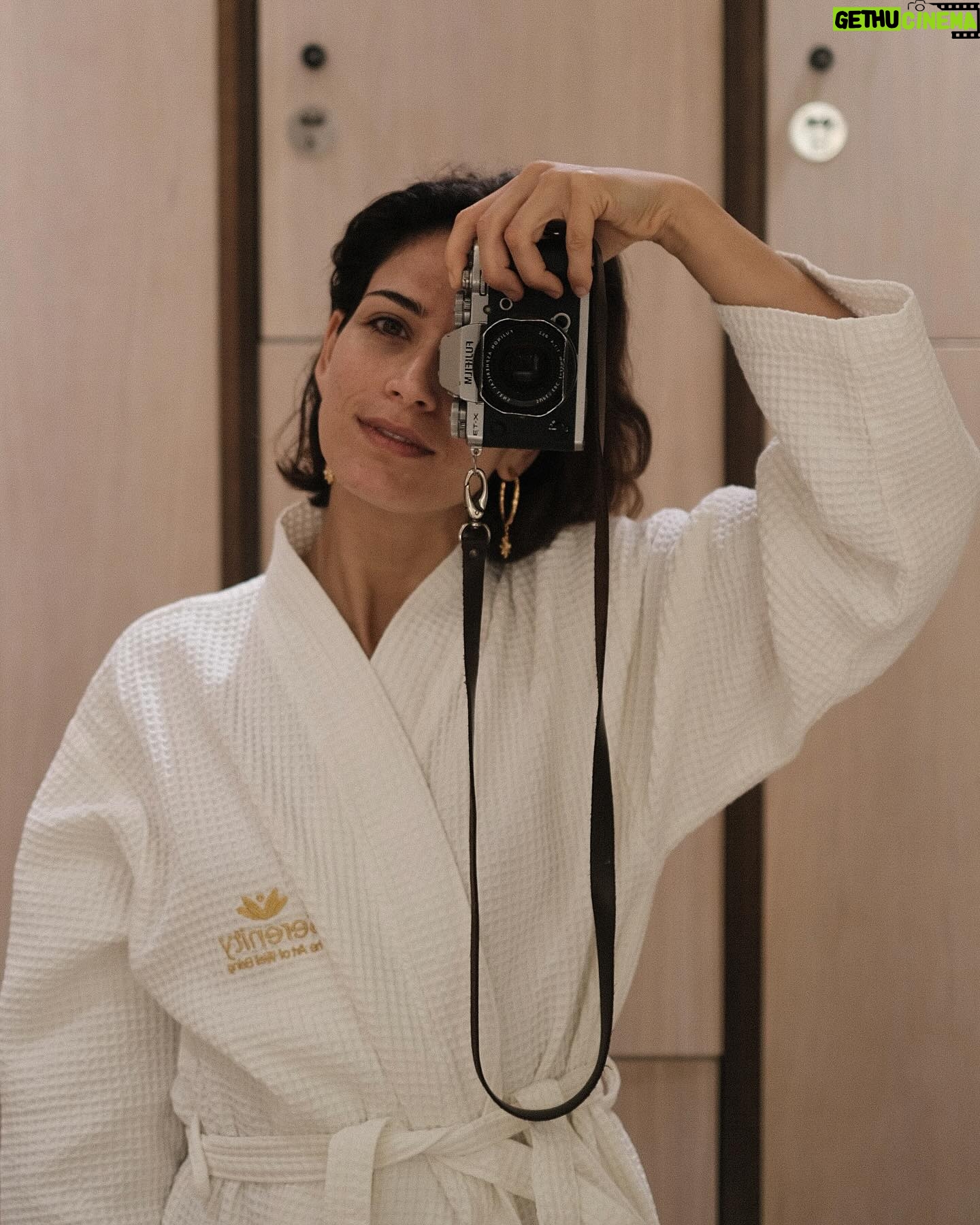 Ana Varela - 2K Likes - Por elas, para elas. 🌷
Fujimos. Fujimos de uma rotina apertada, de uma corrida cheia de barreias, onde por vezes esquecemos qual a verdadeira meta. Demos a nós próprias permissão para acordar tarde, para comer o que apetece, para desarrumar, para saltar, para passear, nadar e brincar muito. Nem a chuva nos impediu!!Voltámos a tempo de votar - por elas e para elas. 💪🏻
Obrigada @pinecliffs @serenityspa_pt e @activebyserenity por cuidarem de nós este fim de semana. Estávamos a precisar muito. 🙏🏻🥹♥️
#pinecliffslifestyle #theartofwellbeing