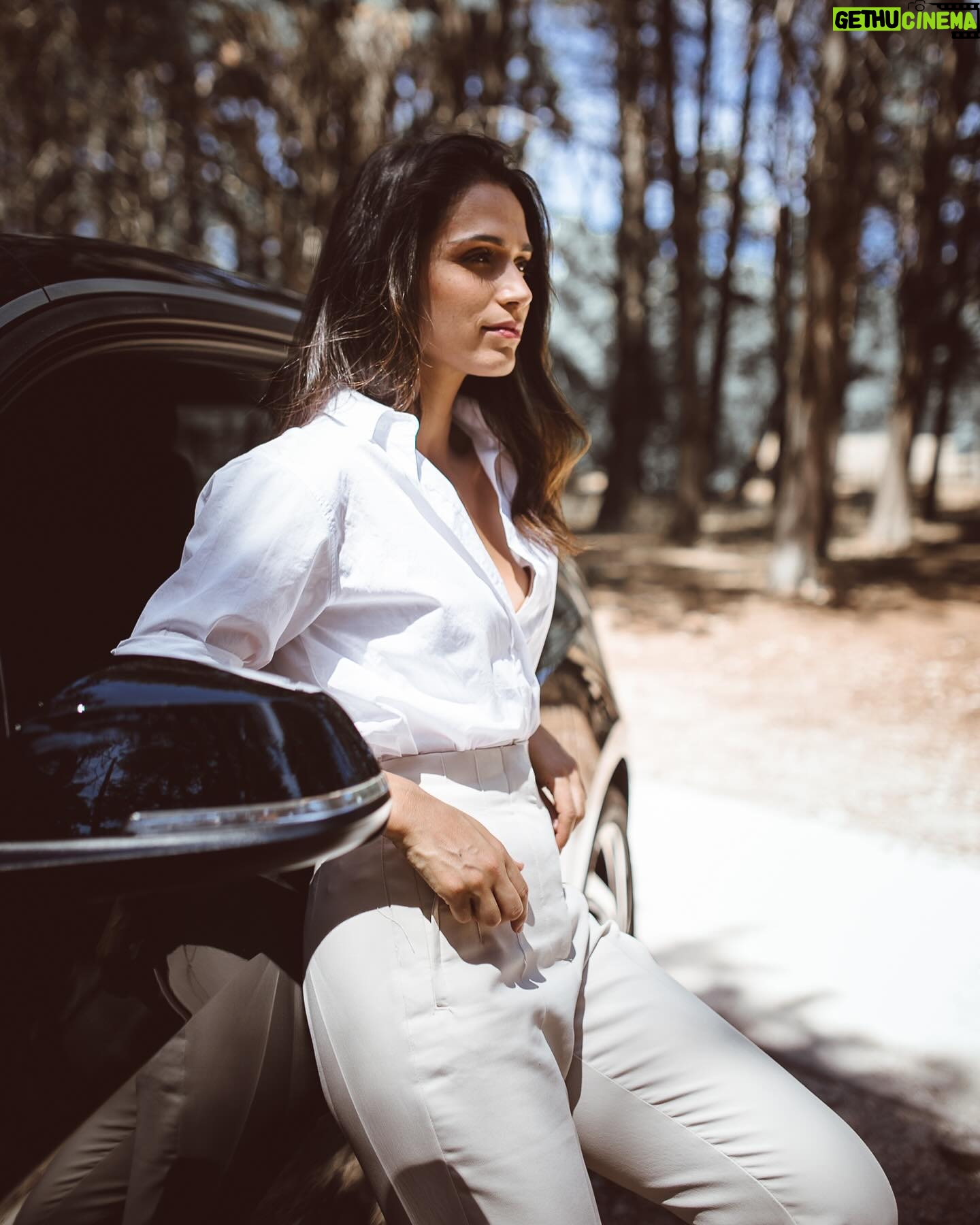 Ana Varela - 3.4K Likes - Muito se fala (e com razão) no fim do ciclo de vida dos carros elétricos. É cada vez mais urgente sairmos de uma economia linear e colocarmos a circularidade no topo das prioridades. O aumento da eficiência das baterias (menos recursos para mais autonomia), a investigação crescente na área da reciclagem dos componentes e o seu reaproveitamento para outros usos, como o armazenamento da energia produzida pelas energias renováveis, são, sem dúvida, o foco quando falamos no fim de vida de um carro elétrico. Mas… antes de TUDO isto… um carro elétrico pode ter várias vidas!!! 🚙 🔄
Esta continuação do ciclo de vida das viaturas é uma preocupação na @bmwportugal, inserida na estratégia de circularidade dos seus produtos, e é por isso que carros elétricos usados, como este #i3, modelo icónico da marca que marcou o início do caminho da eletrificação na BMW, estão disponíveis para venda no site oficial www.bmw.pt .
O BMW Group tem inclusive programas dedicados à venda de viaturas usadas que têm como objetivo prestar o melhor serviço aos clientes, garantindo produtos de elevada qualidade, amplamente verificados pelos serviços autorizados BMW e protegidos com garantias de confiança.
Antes de comprar novo, pensemos sempre em dar uma nova vida ao que já existe. Só assim podemos ser realmente falar em sustentabilidade. 💚
#mobilidadeeletrica #segundavida #usados #circularidade #sustentabilidade @bmwportugal
Fotografias @smilephotopt