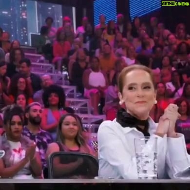 Ana Botafogo Instagram - Primeira parte do primeiro dia de 'Dança dos Famosos'! 💃✨ Uma experiência incrível, cheia de ritmo, emoção e surpresas. 🔥🎵 Fiquem ligados, a dança está só começando! 🕺🌟 #DançaDosFamosos #PrimeiraParte #anabotafogooficial #anabotafogo #domingao #lucianohuck