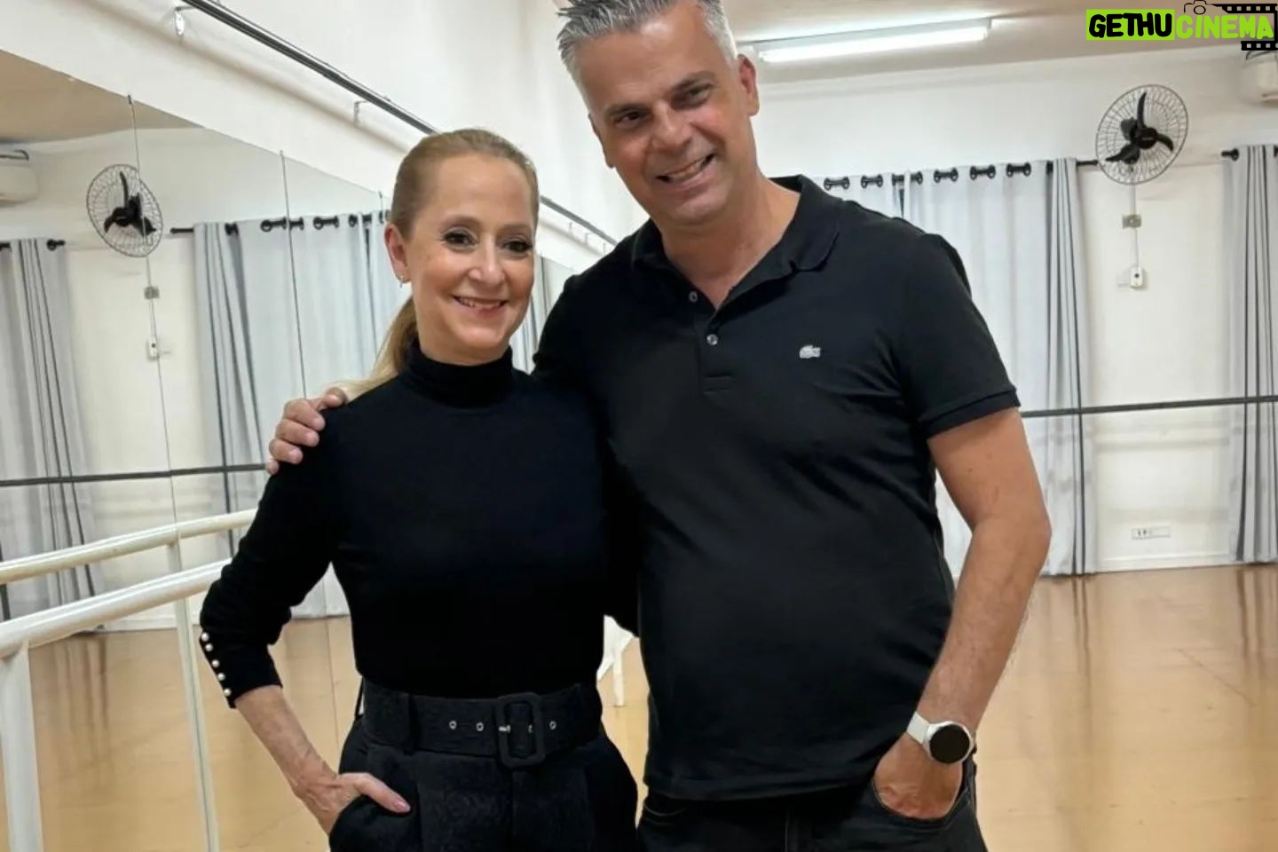 Ana Botafogo Instagram - Ainda sobre o Festival Internacional de Valinhos. Obrigada pelo carinho de todos e por serem difusores da arte da dança. Que alegria e honra de participar de equipe de jurados tão renomados e referências em nosso segmento. Paula Castro, Yosvani Ramos, Ana Julia Bermudez, Niurka Naranjo Obrigada por este lindo encontro! Obrigada a Prefeita Lucimara por entender que a dança é um instrumento de transformação e união! Premiados da última noite @festivalinternacionalvalinhos Fotos com jurados no palco e mesa dos jurados Visita ao Centro Cultural Vicente Musselli Foto com Secretário de Cultura Ricardo do Vale Foto com a Prefeita Lucimara