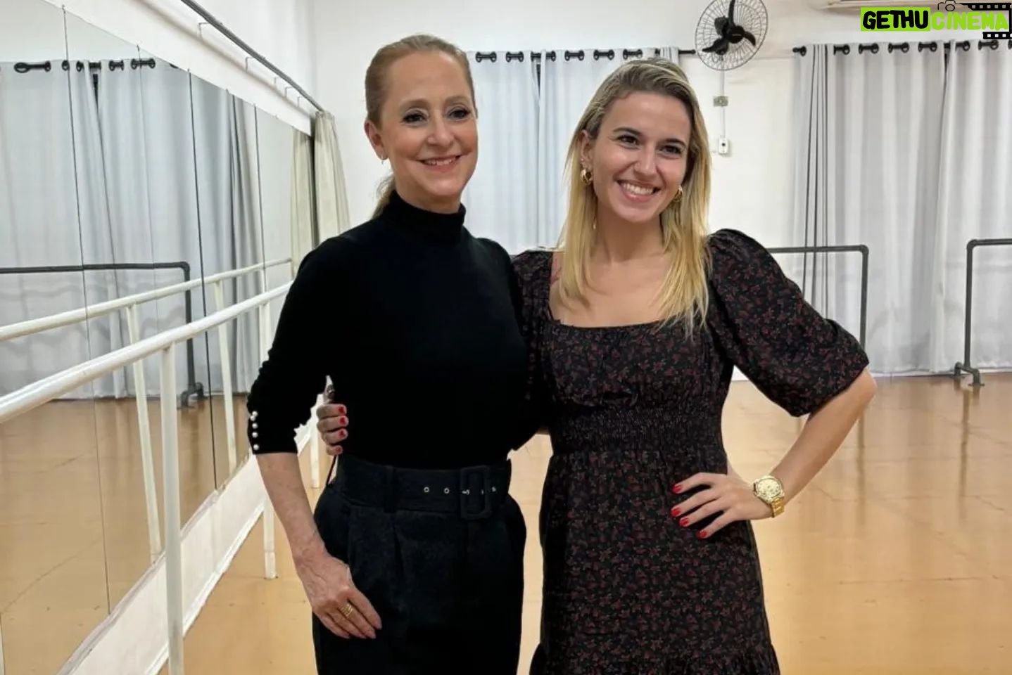 Ana Botafogo Instagram - Ainda sobre o Festival Internacional de Valinhos. Obrigada pelo carinho de todos e por serem difusores da arte da dança. Que alegria e honra de participar de equipe de jurados tão renomados e referências em nosso segmento. Paula Castro, Yosvani Ramos, Ana Julia Bermudez, Niurka Naranjo Obrigada por este lindo encontro! Obrigada a Prefeita Lucimara por entender que a dança é um instrumento de transformação e união! Premiados da última noite @festivalinternacionalvalinhos Fotos com jurados no palco e mesa dos jurados Visita ao Centro Cultural Vicente Musselli Foto com Secretário de Cultura Ricardo do Vale Foto com a Prefeita Lucimara