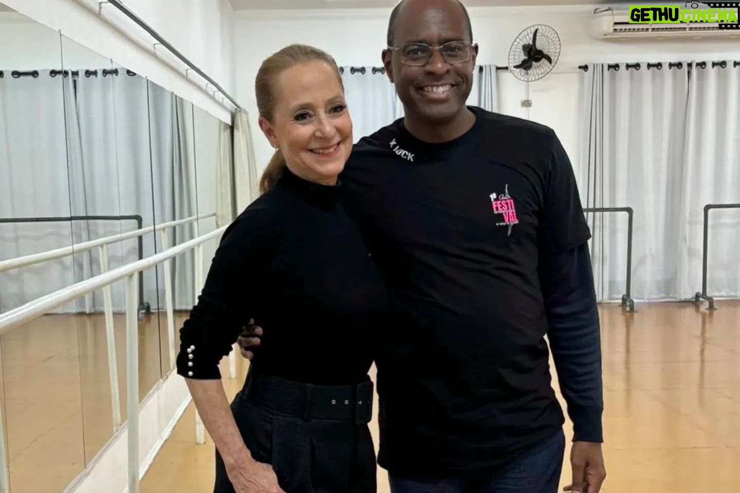 Ana Botafogo Instagram - Ainda sobre o Festival Internacional de Valinhos. Obrigada pelo carinho de todos e por serem difusores da arte da dança. Que alegria e honra de participar de equipe de jurados tão renomados e referências em nosso segmento. Paula Castro, Yosvani Ramos, Ana Julia Bermudez, Niurka Naranjo Obrigada por este lindo encontro! Obrigada a Prefeita Lucimara por entender que a dança é um instrumento de transformação e união! Premiados da última noite @festivalinternacionalvalinhos Fotos com jurados no palco e mesa dos jurados Visita ao Centro Cultural Vicente Musselli Foto com Secretário de Cultura Ricardo do Vale Foto com a Prefeita Lucimara