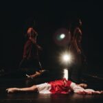 Ana Botafogo Instagram - O repertório criado por Shakespeare, é fonte inesgotável de inspiração para as demais artes, seja no teatro, na música, dança ou artes plásticas; as peças instigam a refletir sobre nós mesmos e conhecer um pouco mais as potencias que nos habitam. (Na imagem, Othello em nossa temporada de 2022). 📌ST TRAGÉDIAS Direção Artística e Coreografia: @marcelomisailidis Codireção: @anabotafogooficial @petrobras @minc #PetrobrasCultural #culturagovbr