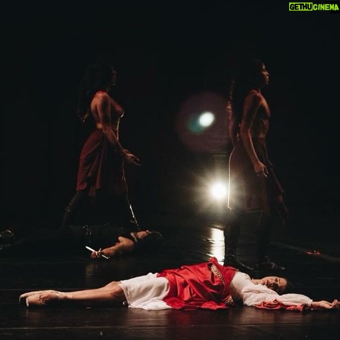 Ana Botafogo Instagram - O repertório criado por Shakespeare, é fonte inesgotável de inspiração para as demais artes, seja no teatro, na música, dança ou artes plásticas; as peças instigam a refletir sobre nós mesmos e conhecer um pouco mais as potencias que nos habitam. (Na imagem, Othello em nossa temporada de 2022). 📌ST TRAGÉDIAS Direção Artística e Coreografia: @marcelomisailidis Codireção: @anabotafogooficial @petrobras @minc #PetrobrasCultural #culturagovbr