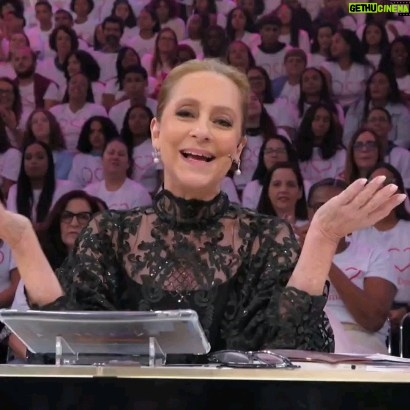 Ana Botafogo Instagram - Ontem, durante o Dança dos Famosos, tirei um momento especial para desejar um Feliz Dia das Mães para a minha querida mãe, que estava assistindo. O Luciano Huck também enviou suas felicitações. Ela merece toda a felicidade do mundo. 💖🌷 #DiaDasMães #AmorDeMãe #DançaDosFamosos #anabotafogo