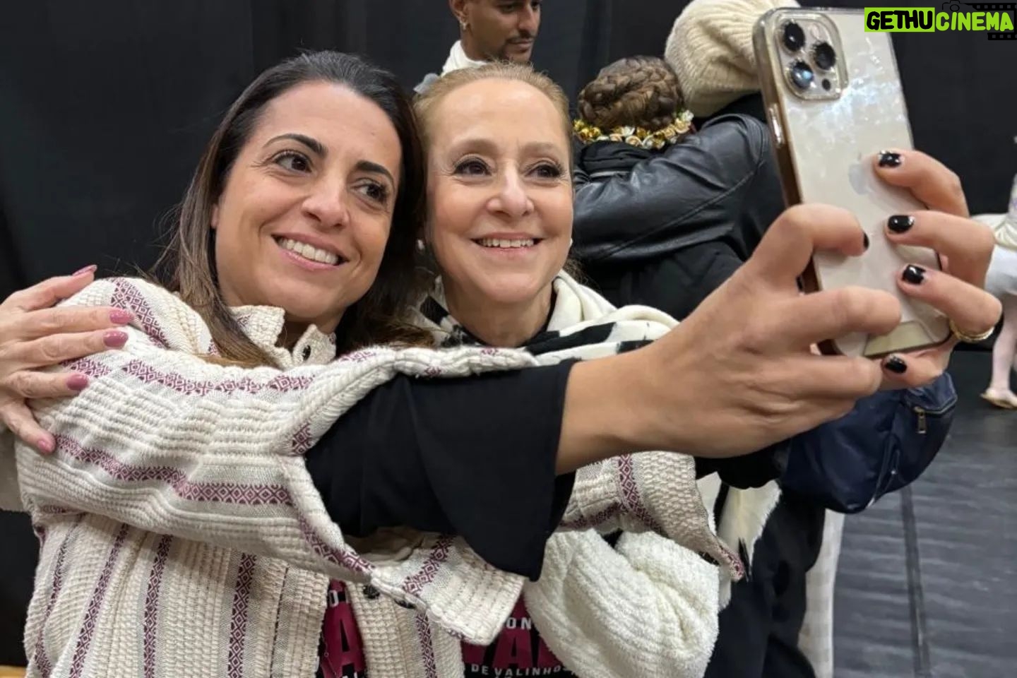 Ana Botafogo Instagram - Ainda sobre o Festival Internacional de Valinhos. Obrigada pelo carinho de todos e por serem difusores da arte da dança. Que alegria e honra de participar de equipe de jurados tão renomados e referências em nosso segmento. Paula Castro, Yosvani Ramos, Ana Julia Bermudez, Niurka Naranjo Obrigada por este lindo encontro! Obrigada a Prefeita Lucimara por entender que a dança é um instrumento de transformação e união! Premiados da última noite @festivalinternacionalvalinhos Fotos com jurados no palco e mesa dos jurados Visita ao Centro Cultural Vicente Musselli Foto com Secretário de Cultura Ricardo do Vale Foto com a Prefeita Lucimara