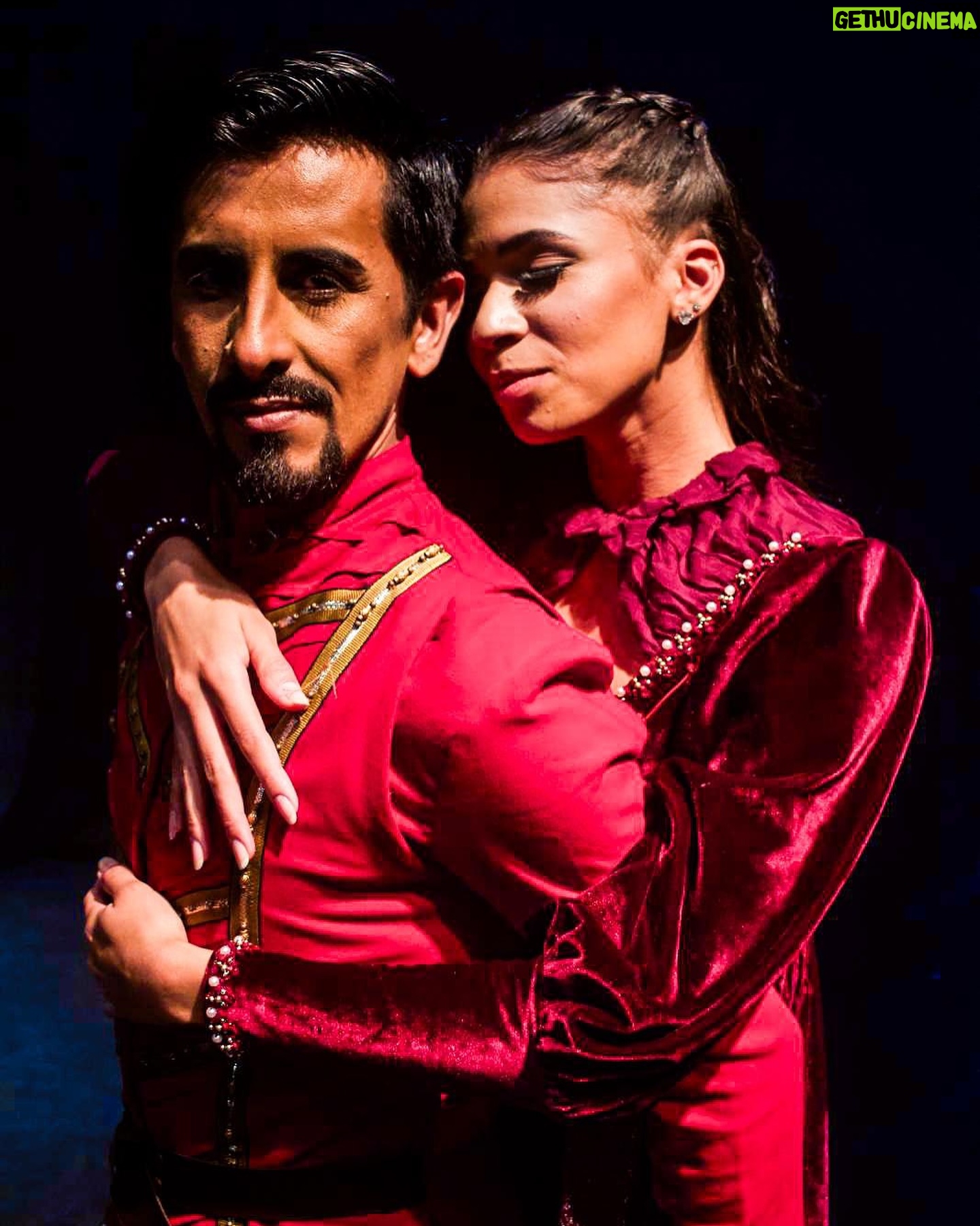 Ana Botafogo Instagram - Nada melhor para celebrar o término da temporada no @teatrocasagrande do que essas lindas fotos realizadas nesse palco tão importante pelas lentes de @lipemachadodesign. Dá para sentir a energia de Othelo passando por cada um desses cliques, não é mesmo!? O que acharam? 🖤 Patrocínio master @petrobras @minc #PetrobrasCultural