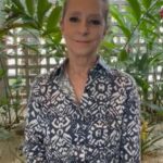 Ana Botafogo Instagram - A situação é muito crítica!!! Bem pior do que podemos ver pelas redes sociais e na mídia. Qualquer doação é bem vinda, mas a necessidade primordial no momento é ÁGUA, pois já não tem mais água no RS. Além de água, outras necessidades que pessoas que estão à frente dos resgates e ajudas aos abrigos nos passaram são: - roupas de frio, casacos, cobertores, etc (existe previsão de novas chuvas e a temperatura tende a cair) - ⁠roupa íntima (calcinhas e cuecas, isso é um item de uso diário e não há água para lavar roupas) - ⁠comidas prontas (enlatados, macarrões instantâneos, etc., não existe água e nem estrutura para o preparo de comidas) Atenção, é de suma importância focarmos em itens que sejam necessários e condizentes com o momento que as pessoas estão vivendo agora, sapatos de salto, roupas de festa e coisas do tipo nesse momento NÃO terão utilidade, precisamos focar no que é realmente importante. É fundamental que as roupas estejam em bom estado, higienizadas e devidamente identificados em sacos plásticos ( sacos de lixo). Calçados deverão estar com os pares formados e amarrados para facilitar o trabalho de triagem . - causa animal: os bichinhos também estão precisando de muita ajuda, além de ração, é de extrema necessidade a doação de alimentos úmidos como sachês e Churu, esses alimentos ajudam no resgate dos animais e também na manutenção da saúde deles após o resgate pois são mais apetitosos e hidratam bem mais que a ração. Não pode doar agora? Ajude divulgando informações de confiança! E não deixe que esse movimento perca força, a situação infelizmente não vai se resolver tão cedo, então não podemos deixar pra depois, o RS precisa de nós! #anabotafogo #sosriograndedosul #ajudequemprecisa #solidariedade #riograndedosul