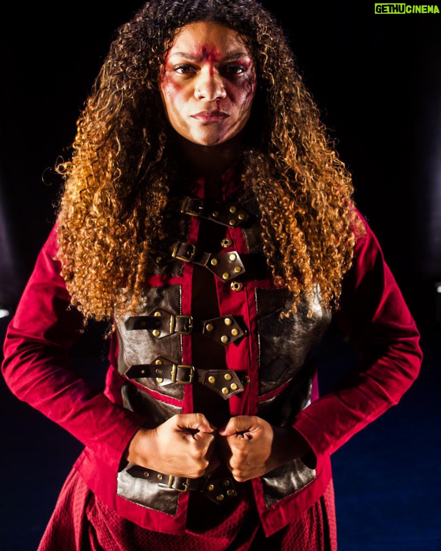 Ana Botafogo Instagram - Nada melhor para celebrar o término da temporada no @teatrocasagrande do que essas lindas fotos realizadas nesse palco tão importante pelas lentes de @lipemachadodesign. Dá para sentir a energia de Othelo passando por cada um desses cliques, não é mesmo!? O que acharam? 🖤 Patrocínio master @petrobras @minc #PetrobrasCultural