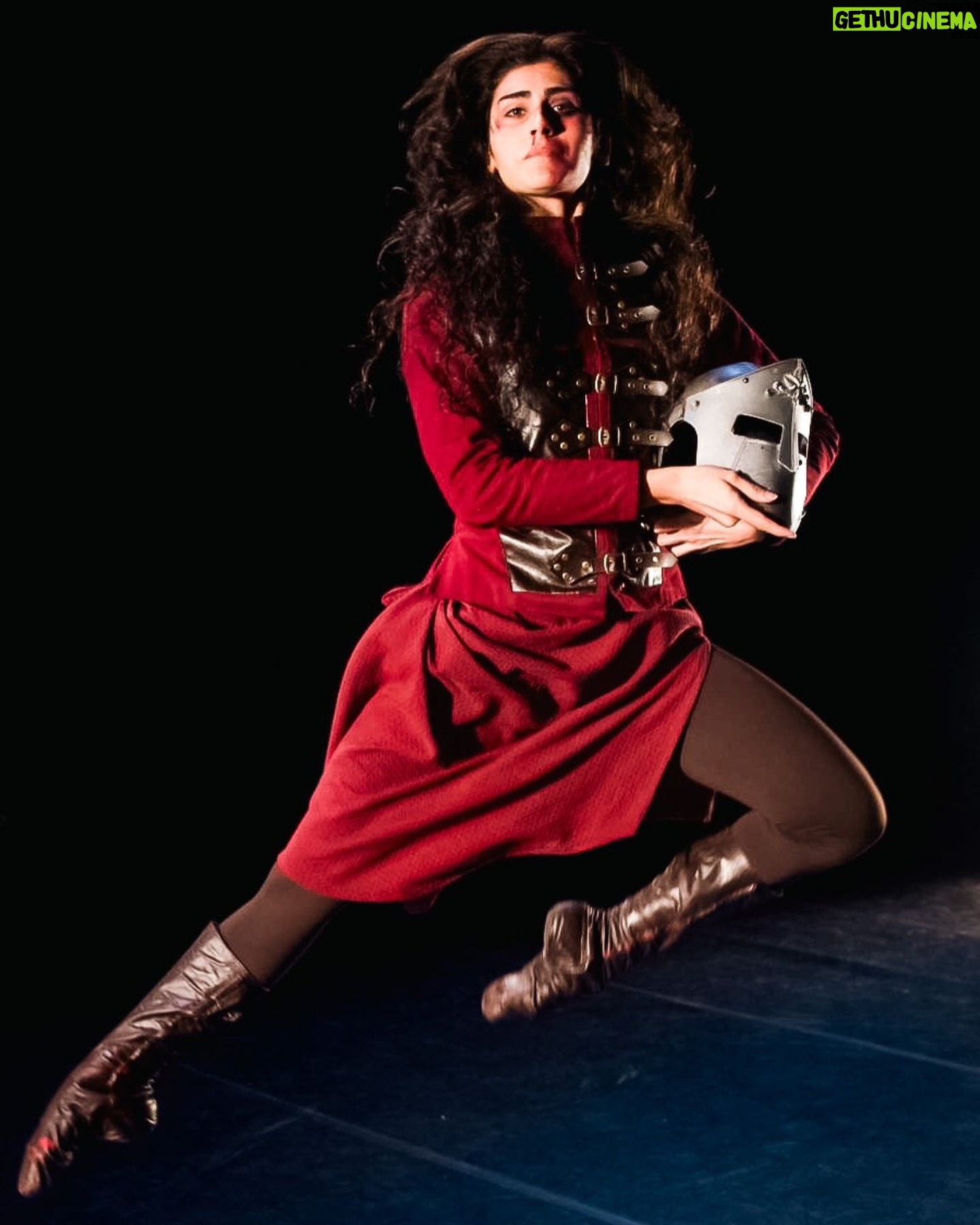 Ana Botafogo Instagram - Nada melhor para celebrar o término da temporada no @teatrocasagrande do que essas lindas fotos realizadas nesse palco tão importante pelas lentes de @lipemachadodesign. Dá para sentir a energia de Othelo passando por cada um desses cliques, não é mesmo!? O que acharam? 🖤 Patrocínio master @petrobras @minc #PetrobrasCultural
