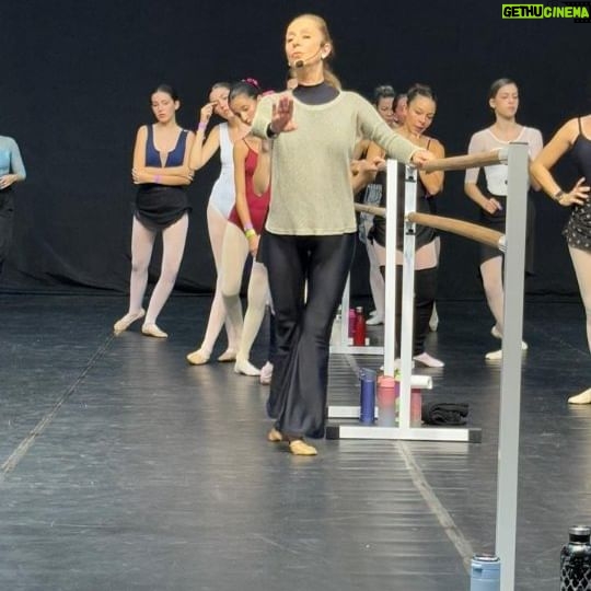 Ana Botafogo - 1.1K Likes - Uma alegria enorme ver turmas tão cheias! O festival teve uma adesão enorme, obrigada a todos que vieram ao meu workshop!
Turmas muito cheias, uma troca muito boa de energia e conhecimento!!✨️🥰💃 @festivalinternacionalvalinhos